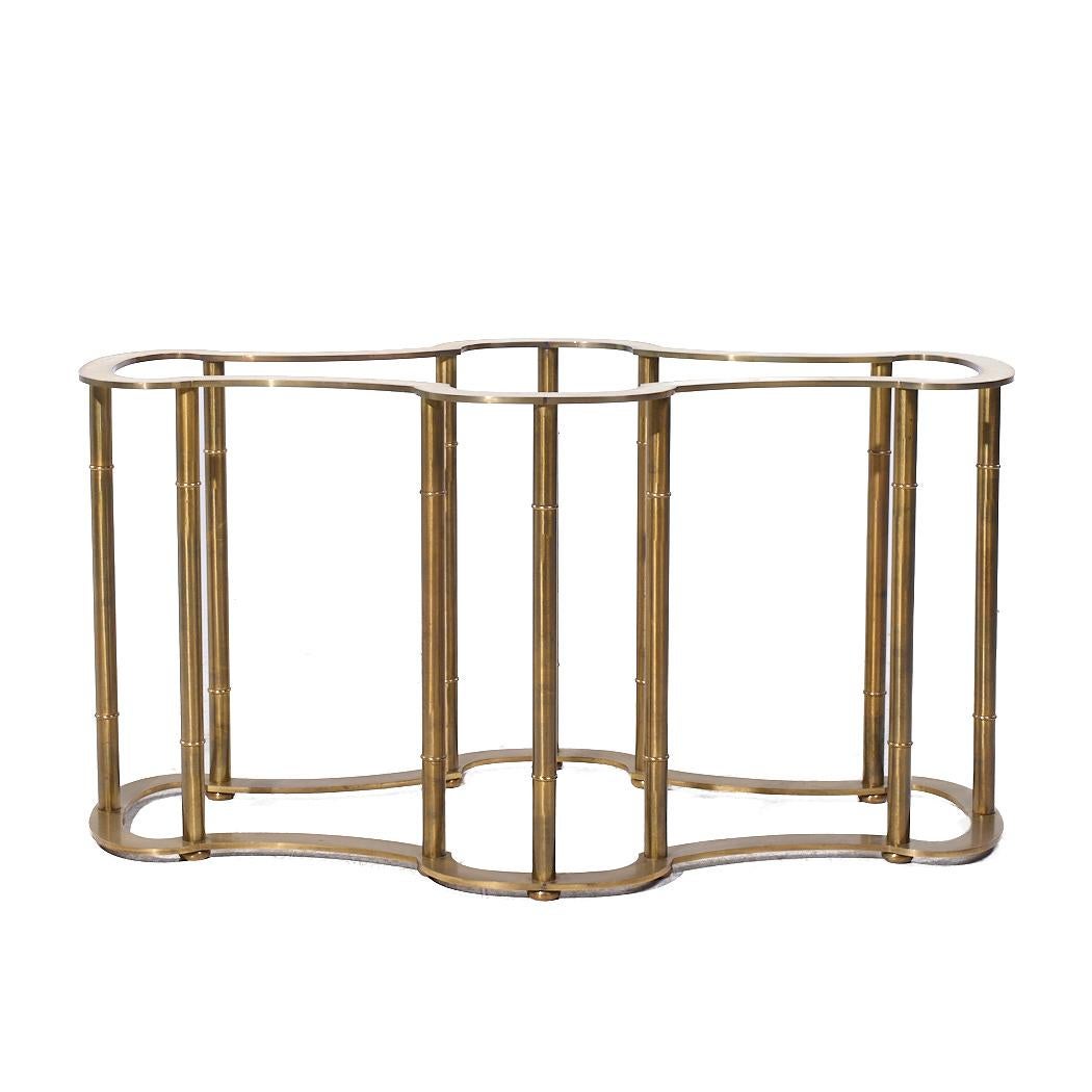 Base de table de salle à manger Mastercraft du milieu du siècle en laiton massif et faux bambou

Cette base de table de salle à manger mesure : 55.5 large x 28 profond x 28.5 haut

Tous les meubles peuvent être achetés dans ce que nous appelons un