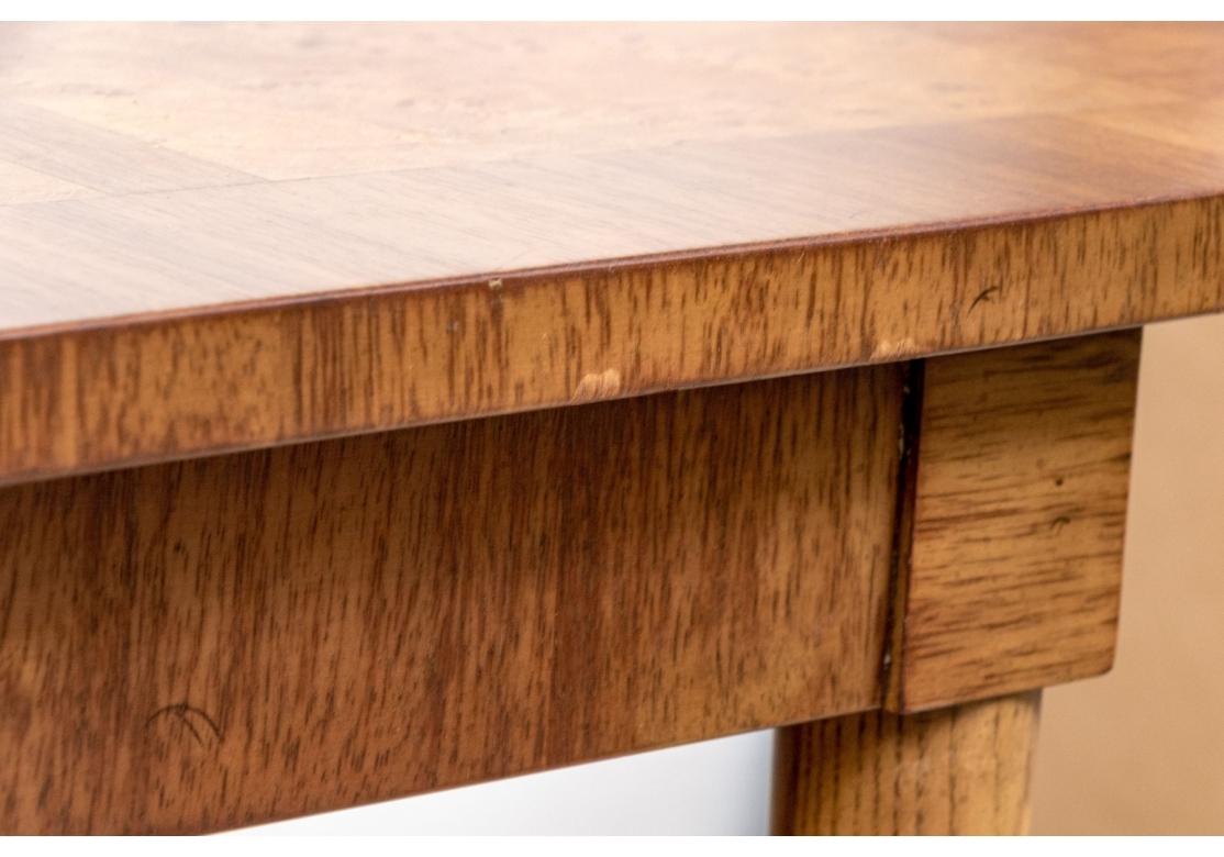 Américain Mastercraft Originals Inc. Table de salle �à manger moderne en incrustation de loupe du milieu du siècle dernier en vente