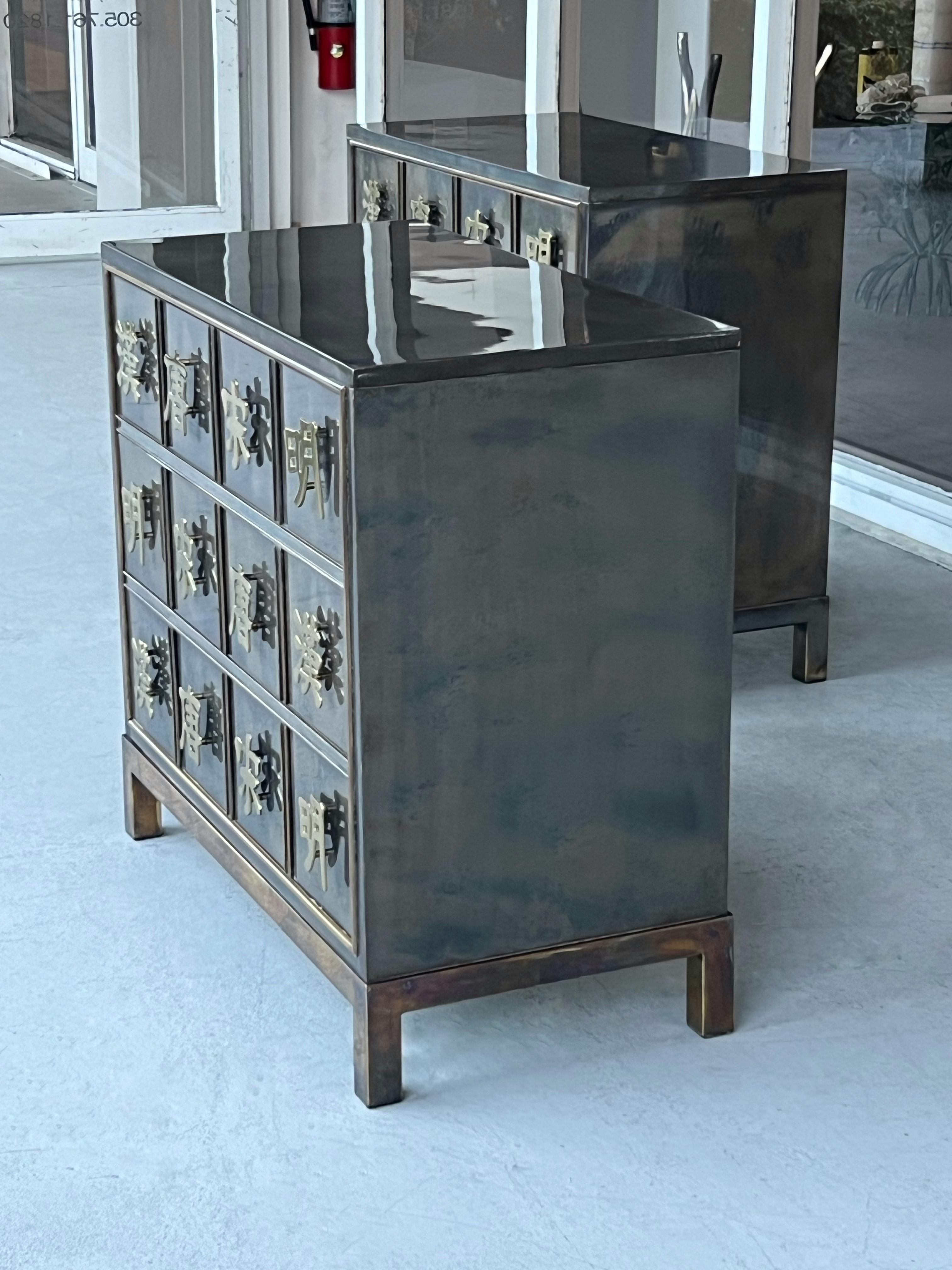 Mastercraft Paire de commodes en laiton en vente 6