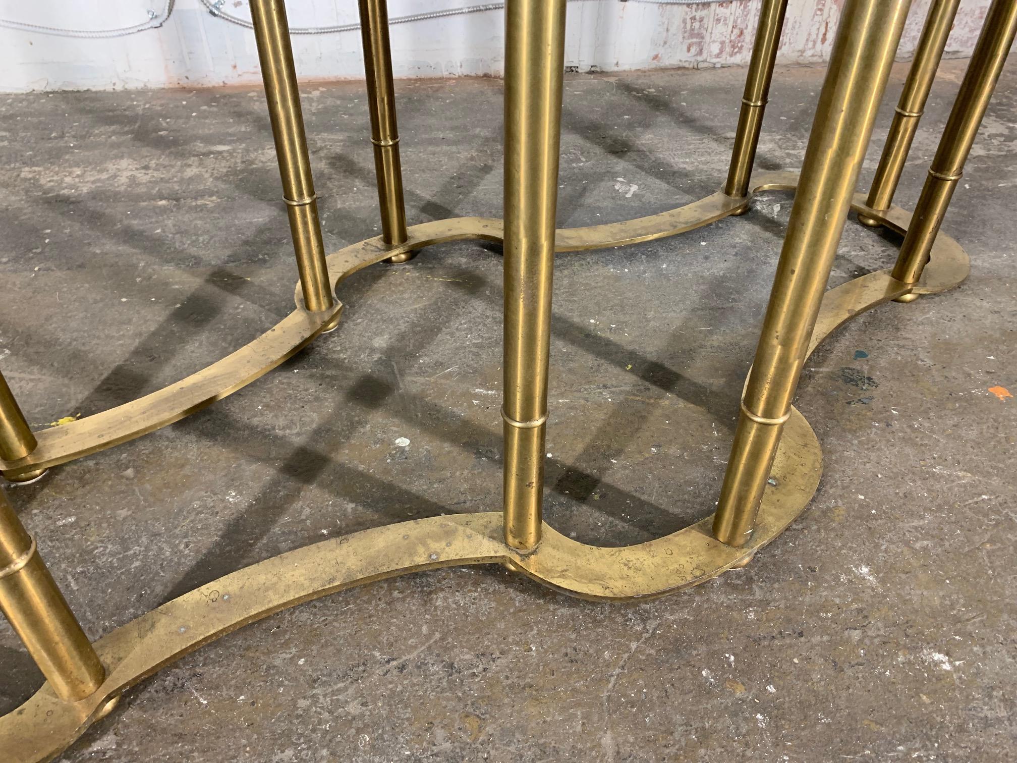 Mastercraft Racetrack Brass Pedestal Esstisch (Ende des 20. Jahrhunderts)