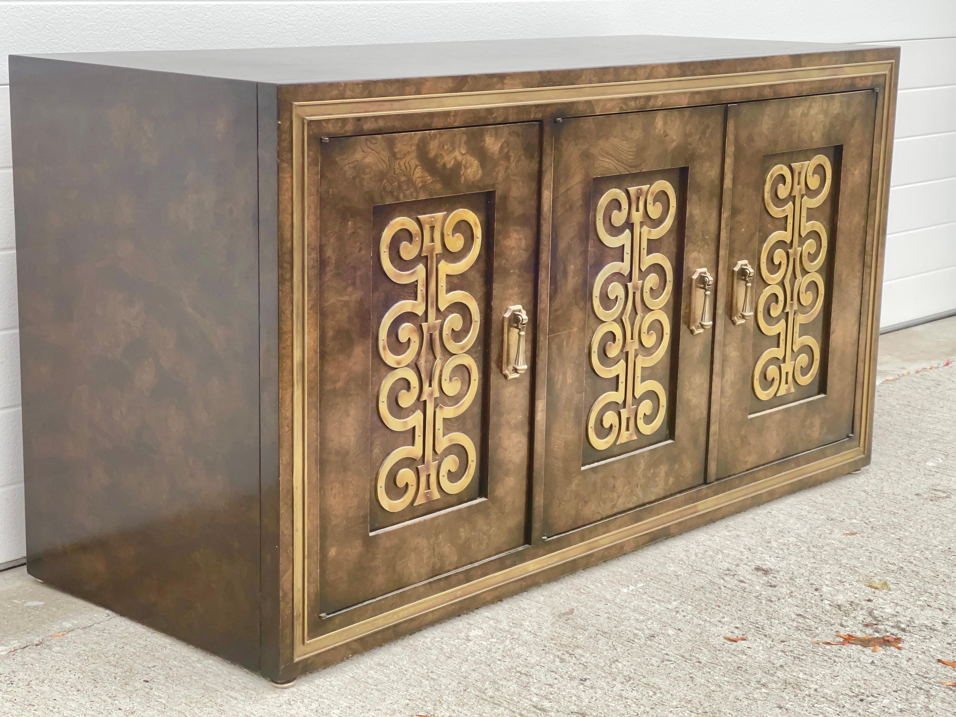 Mastercraft Sideboard in Brass Decorated Burled Elm For Sale 9