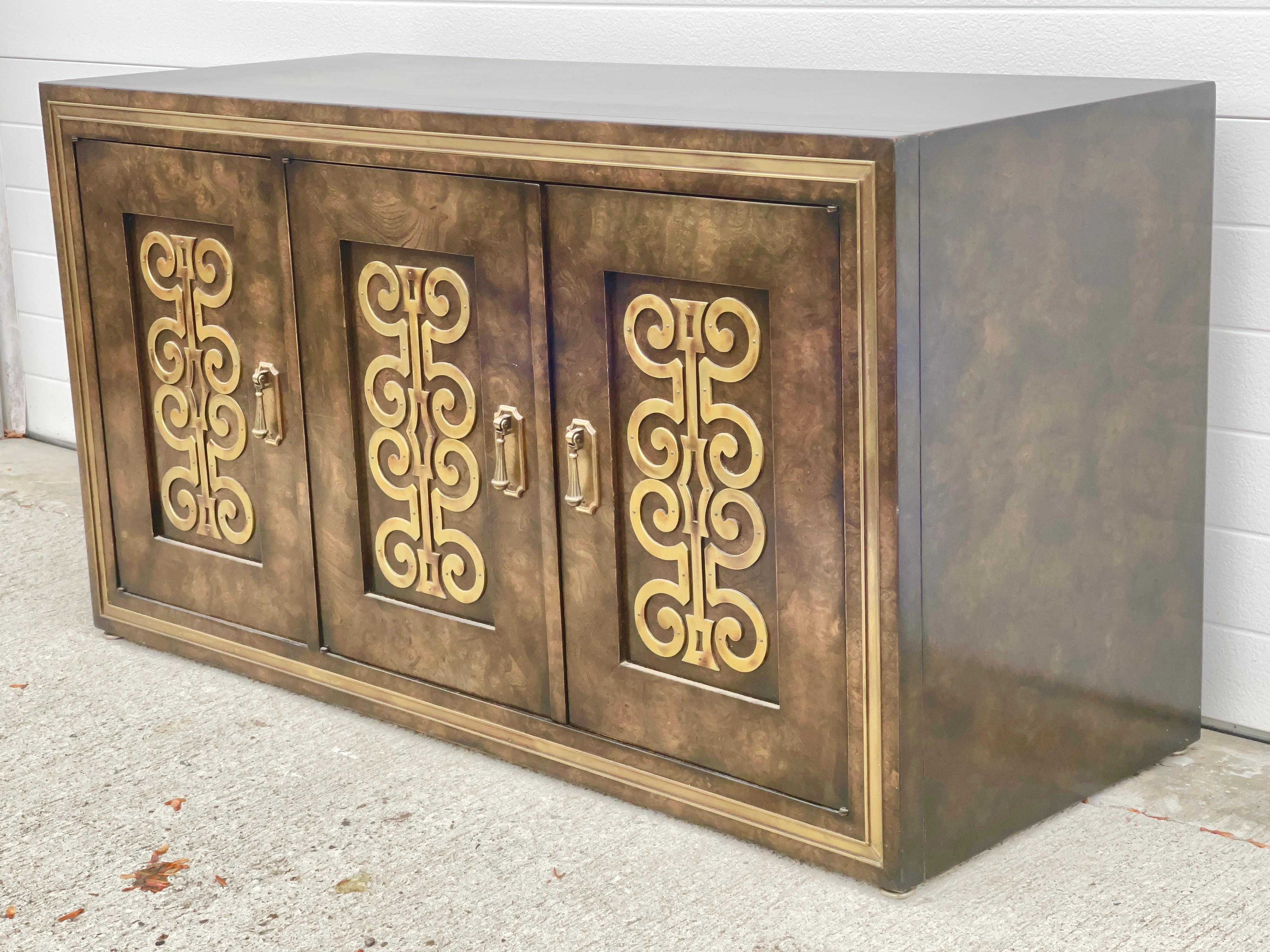 Mastercraft Sideboard in Brass Decorated Burled Elm For Sale 10