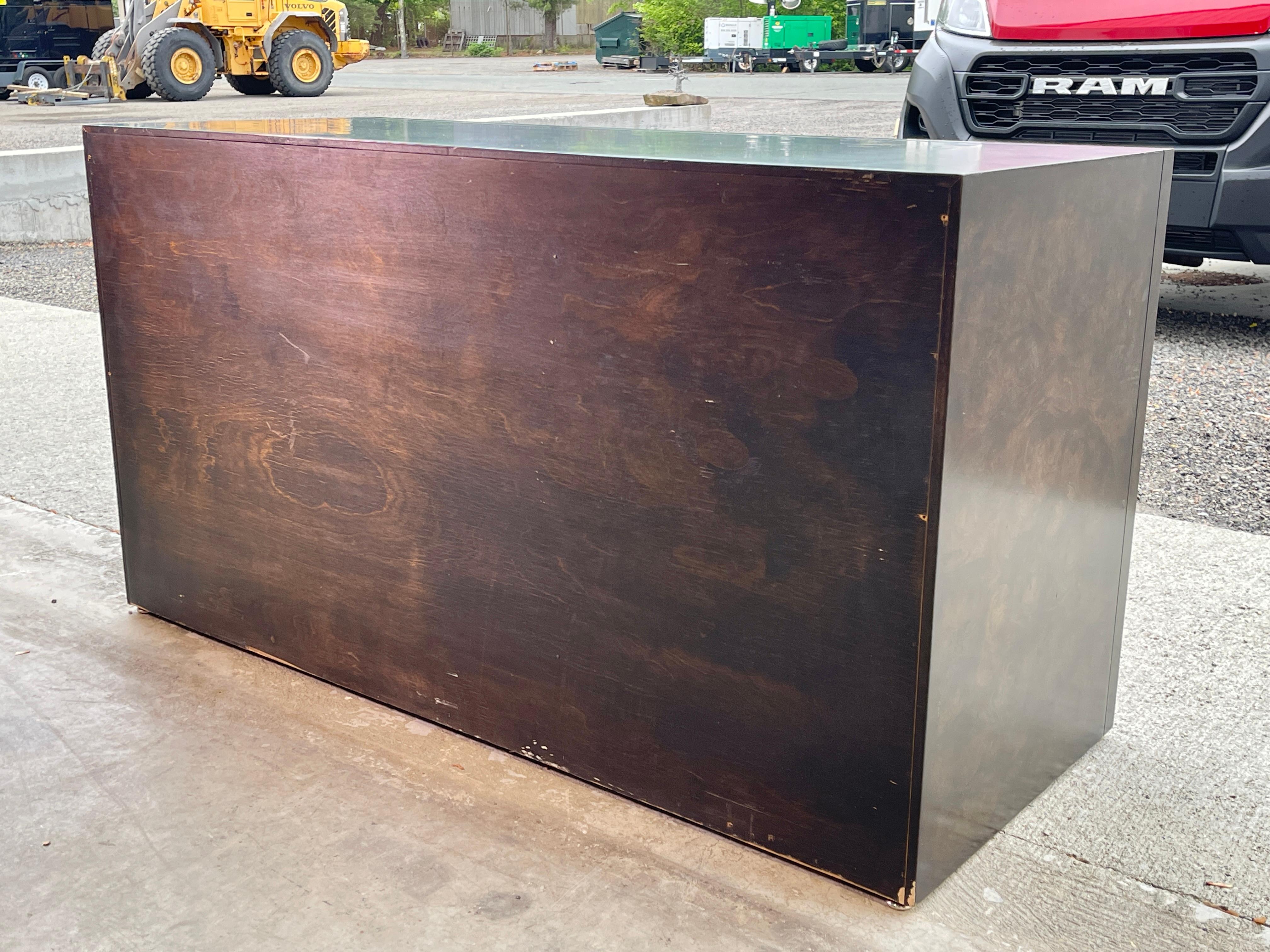 Mastercraft Sideboard in Brass Decorated Burled Elm For Sale 12