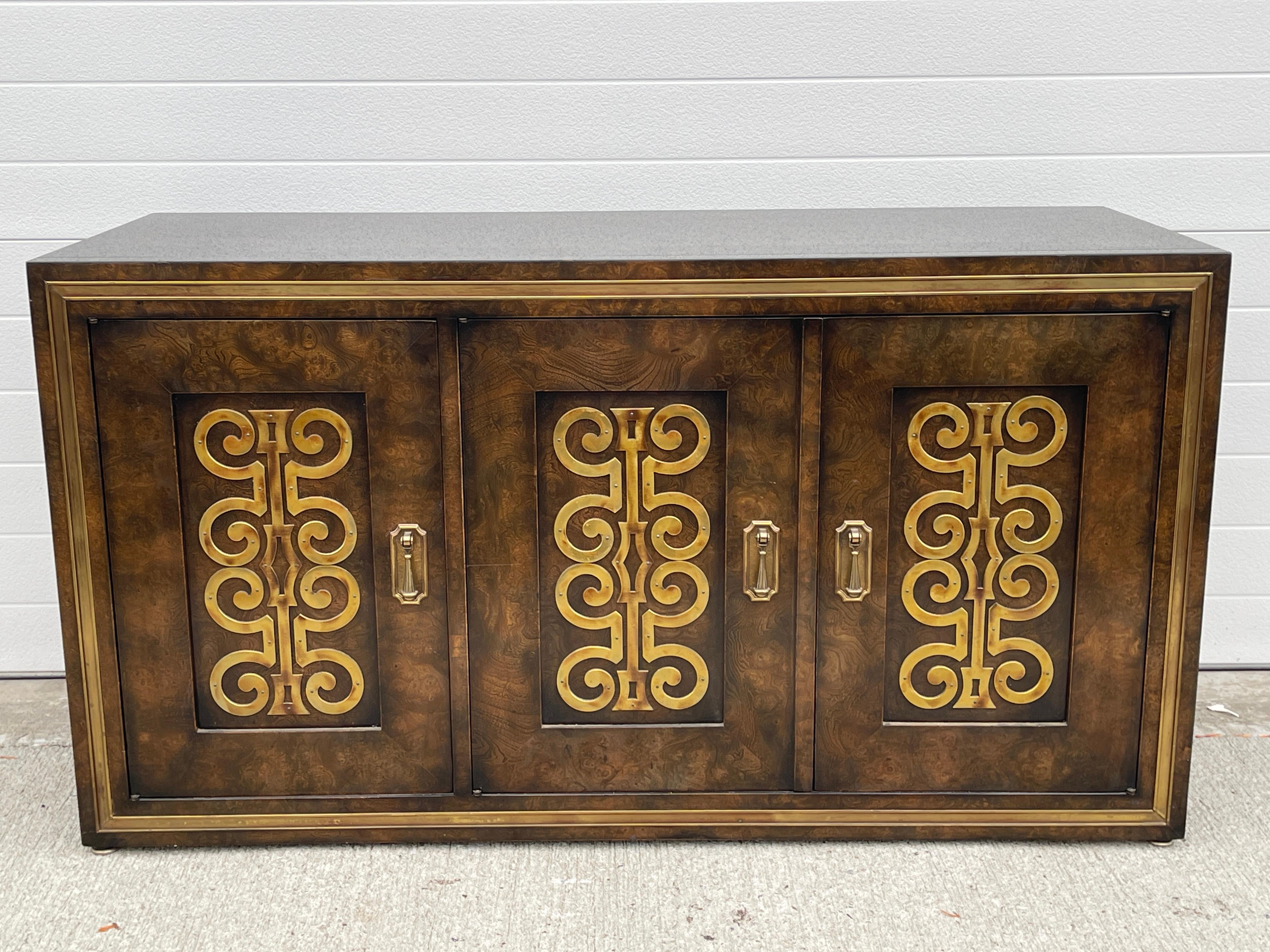 Late 20th Century Mastercraft Sideboard in Brass Decorated Burled Elm For Sale