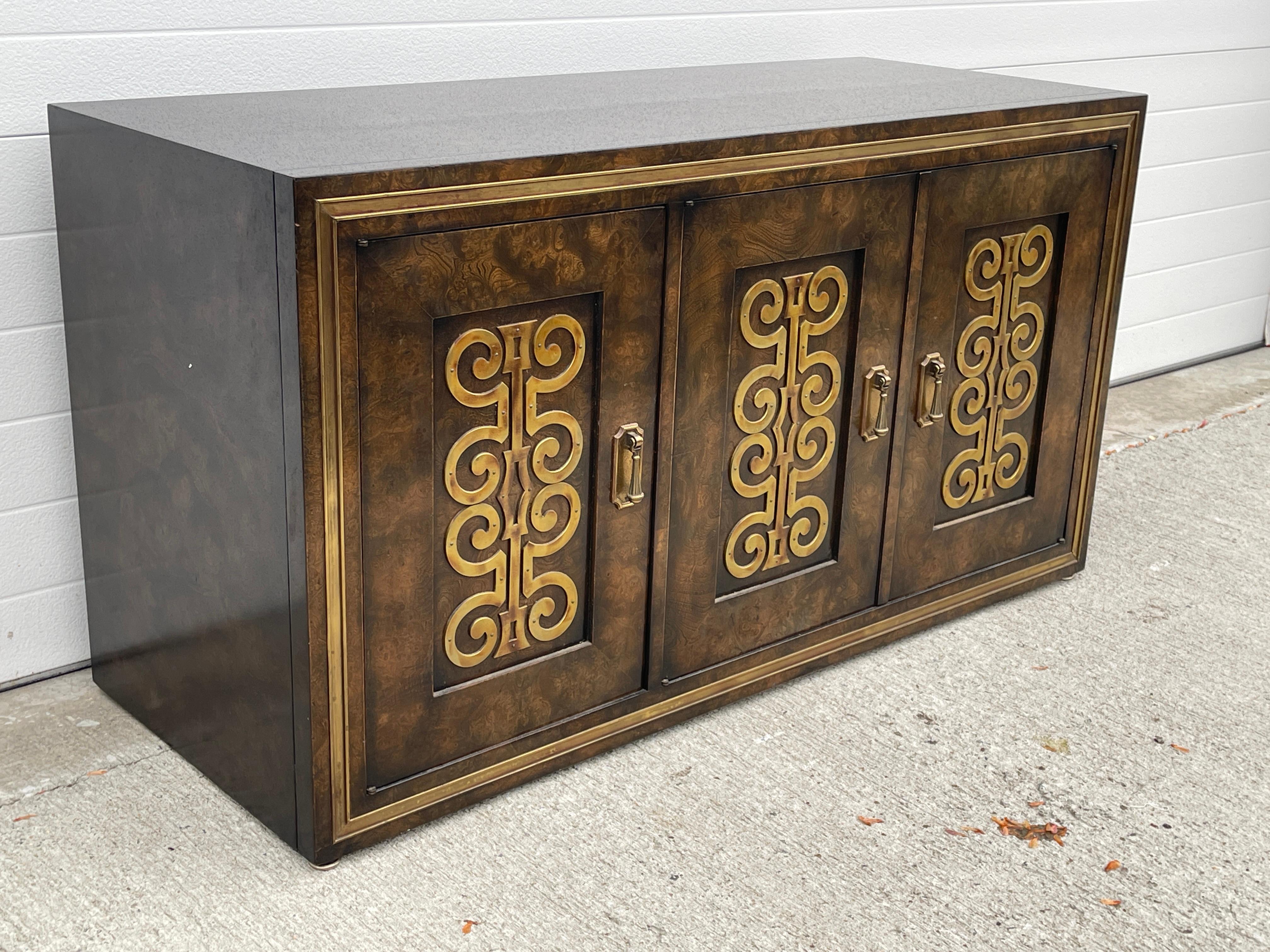 Mastercraft Sideboard in Brass Decorated Burled Elm For Sale 1