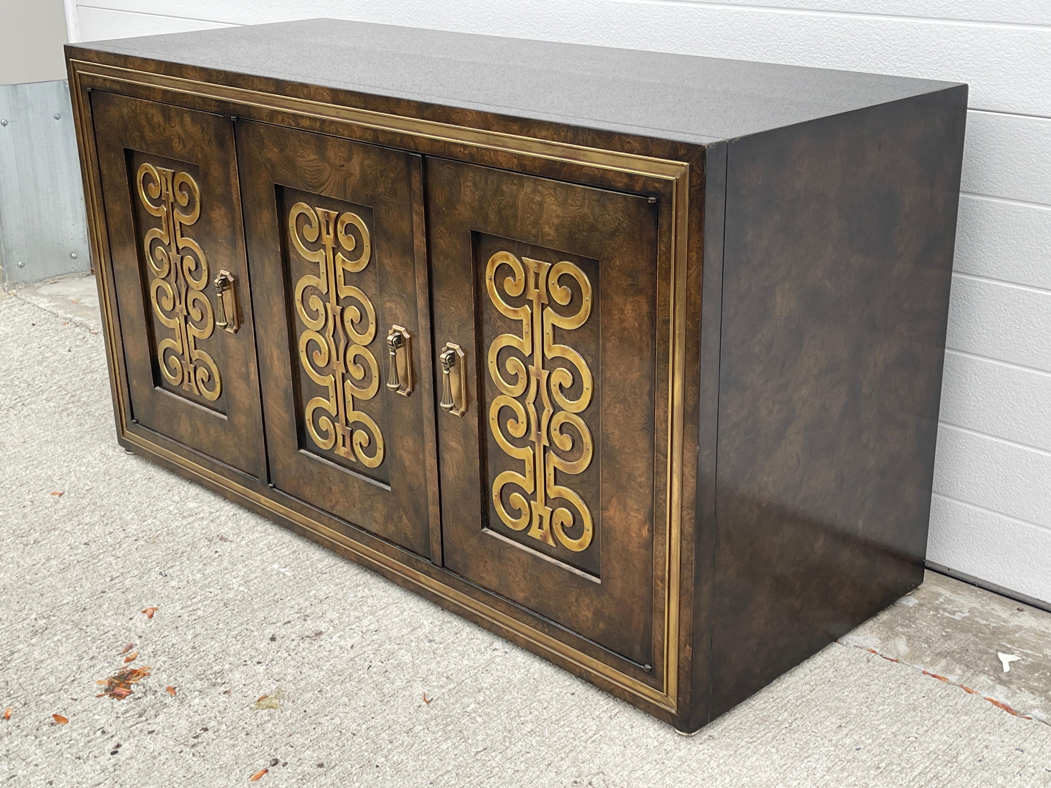 Mastercraft Sideboard in Brass Decorated Burled Elm For Sale 2