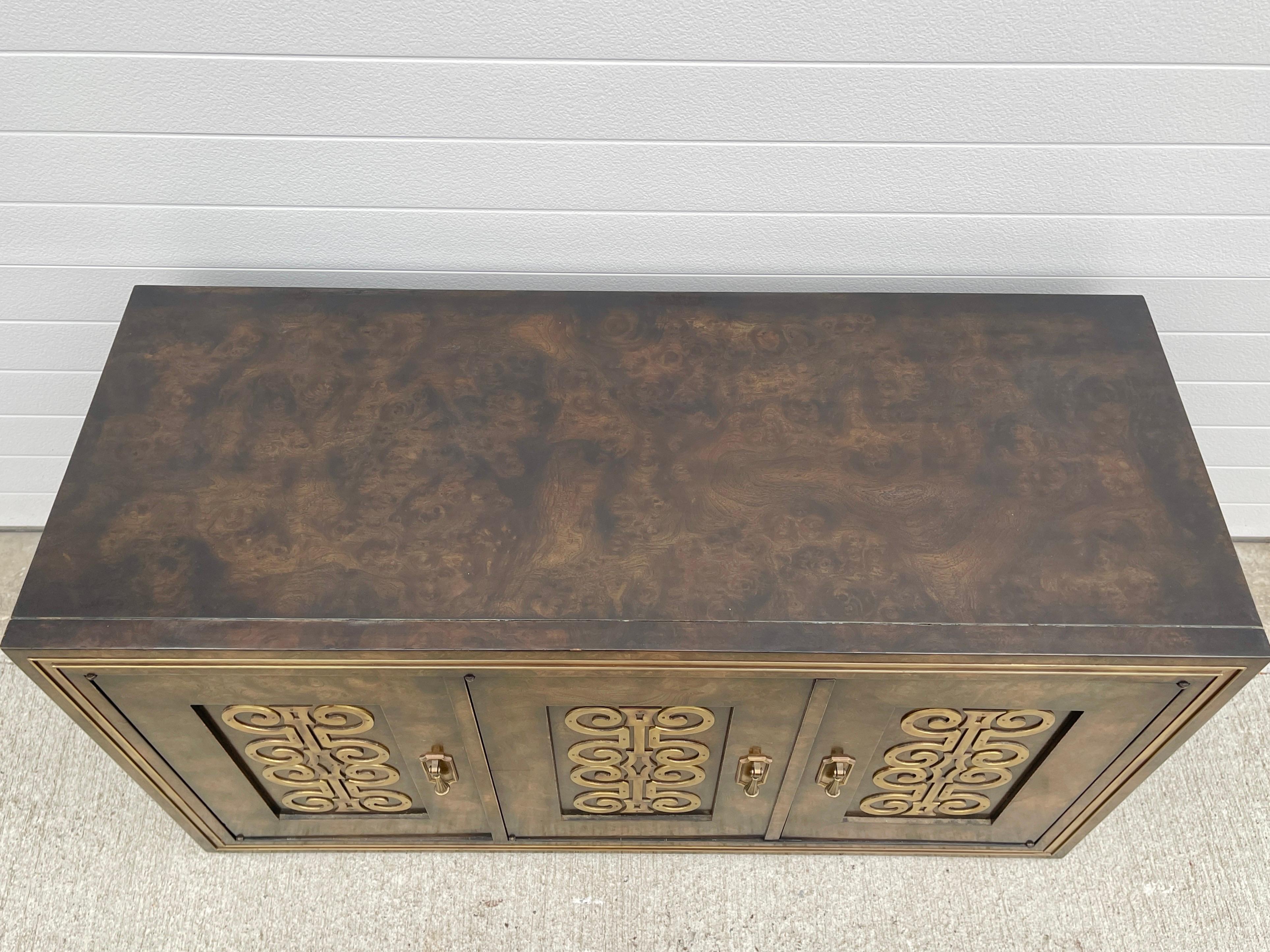 Mastercraft Sideboard in Brass Decorated Burled Elm For Sale 3