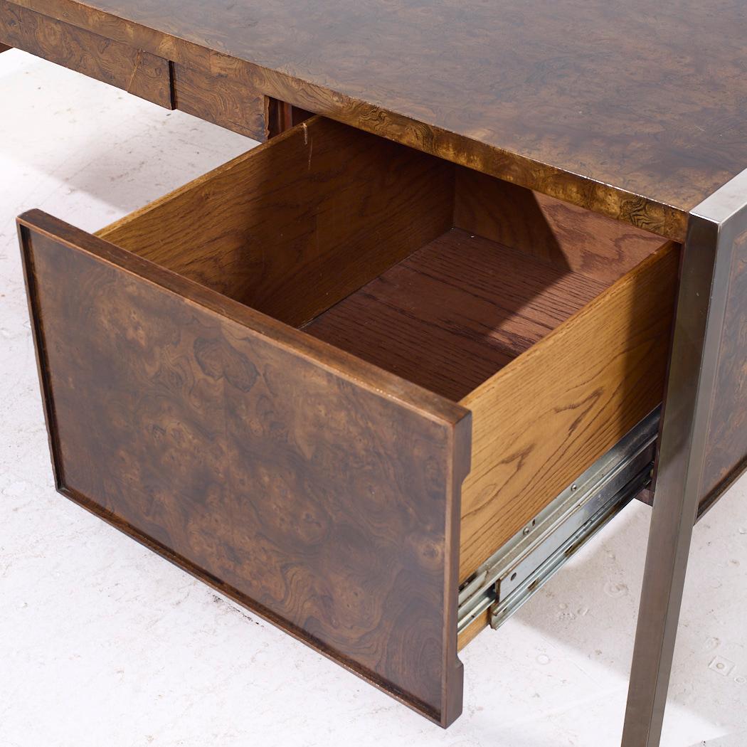 Scrivania direzionale in stile Mastercraft, metà secolo, in legno di radica e ottone in vendita 3