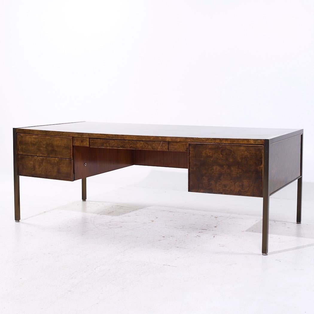Mid-Century moderno Scrivania direzionale in stile Mastercraft, metà secolo, in legno di radica e ottone in vendita