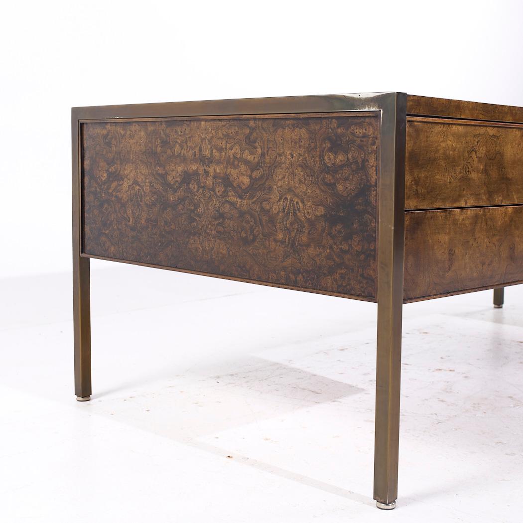 Fine XX secolo Scrivania direzionale in stile Mastercraft, metà secolo, in legno di radica e ottone in vendita