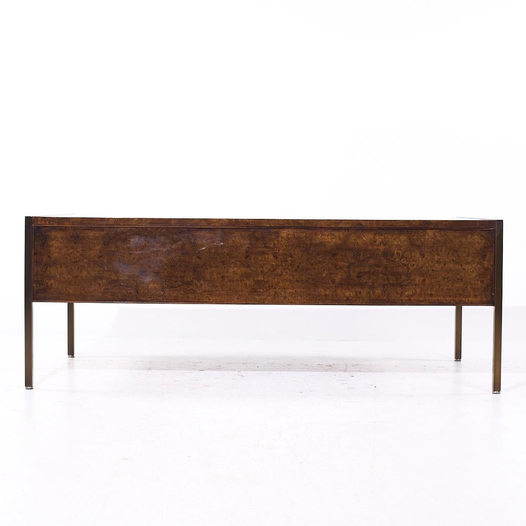 Ottone Scrivania direzionale in stile Mastercraft, metà secolo, in legno di radica e ottone in vendita