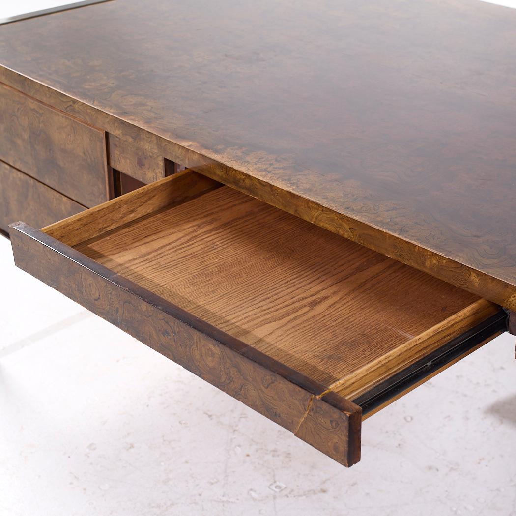 Scrivania direzionale in stile Mastercraft, metà secolo, in legno di radica e ottone in vendita 1