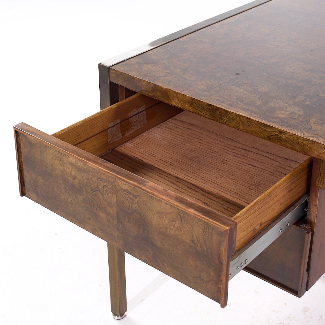 Scrivania direzionale in stile Mastercraft, metà secolo, in legno di radica e ottone in vendita 2