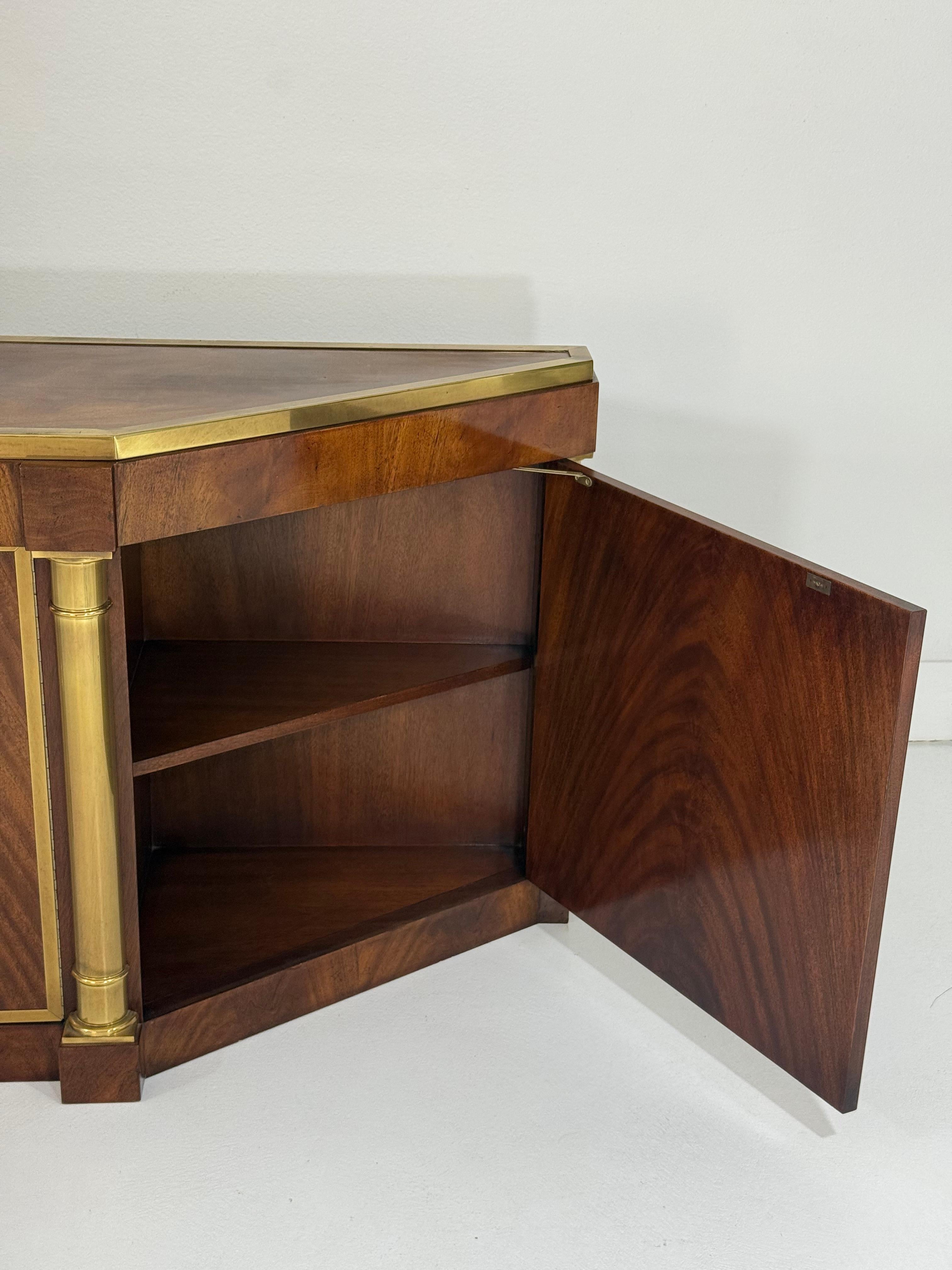 Credenza a tre ante Mastercraft con inserti in ottone in vendita 2