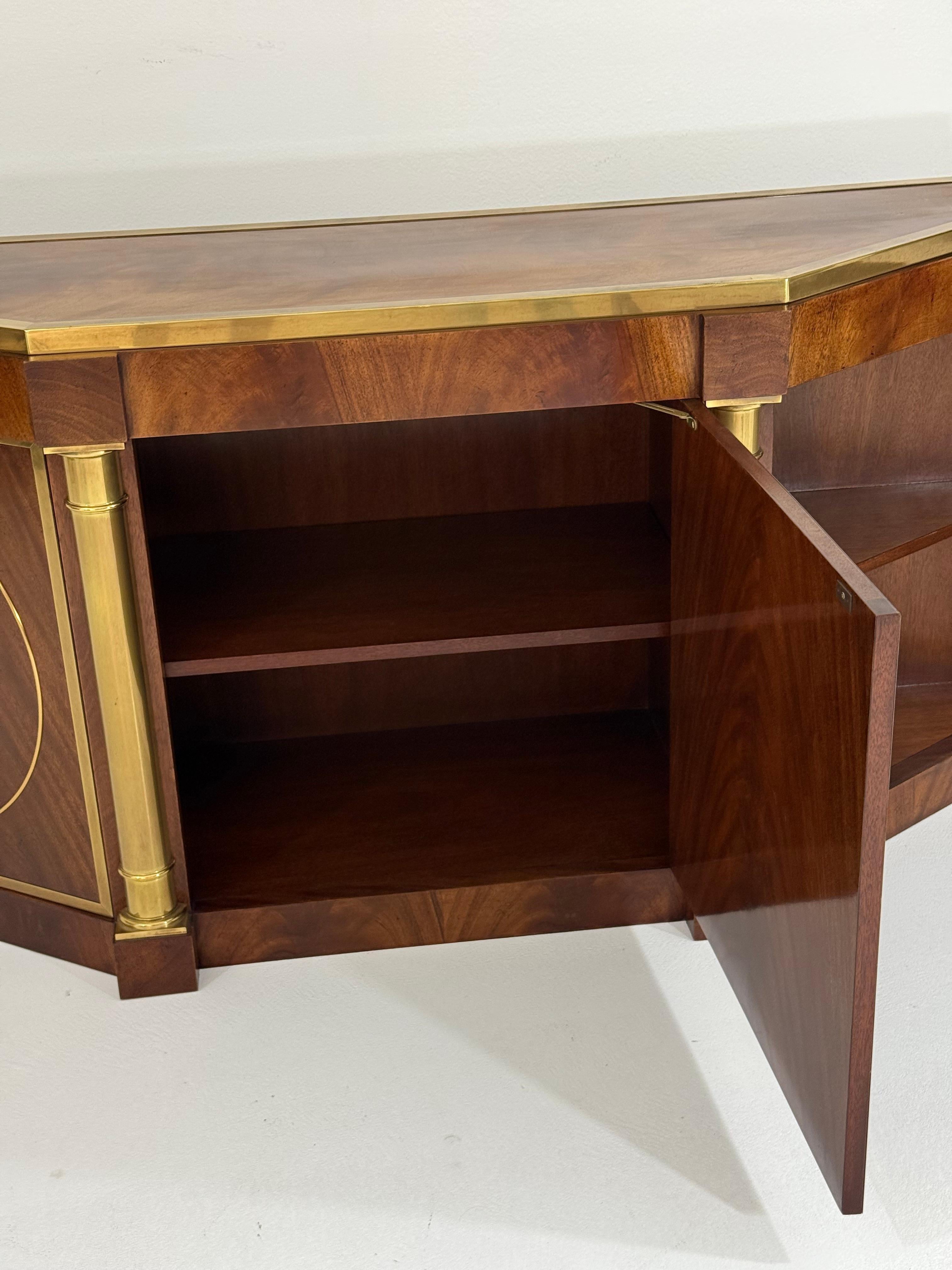 Credenza a tre ante Mastercraft con inserti in ottone in vendita 3