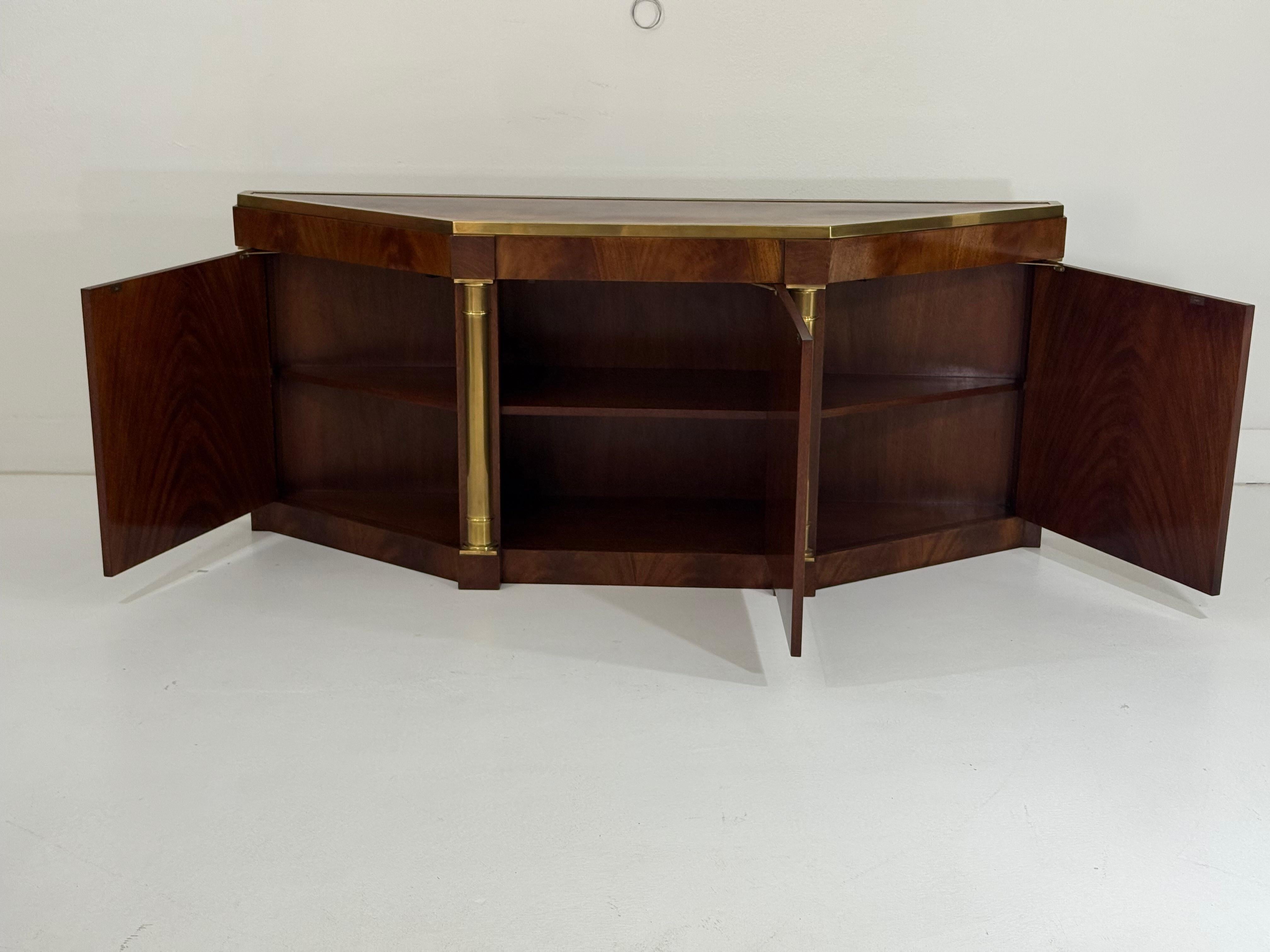 Credenza a tre ante Mastercraft con inserti in ottone in vendita 4
