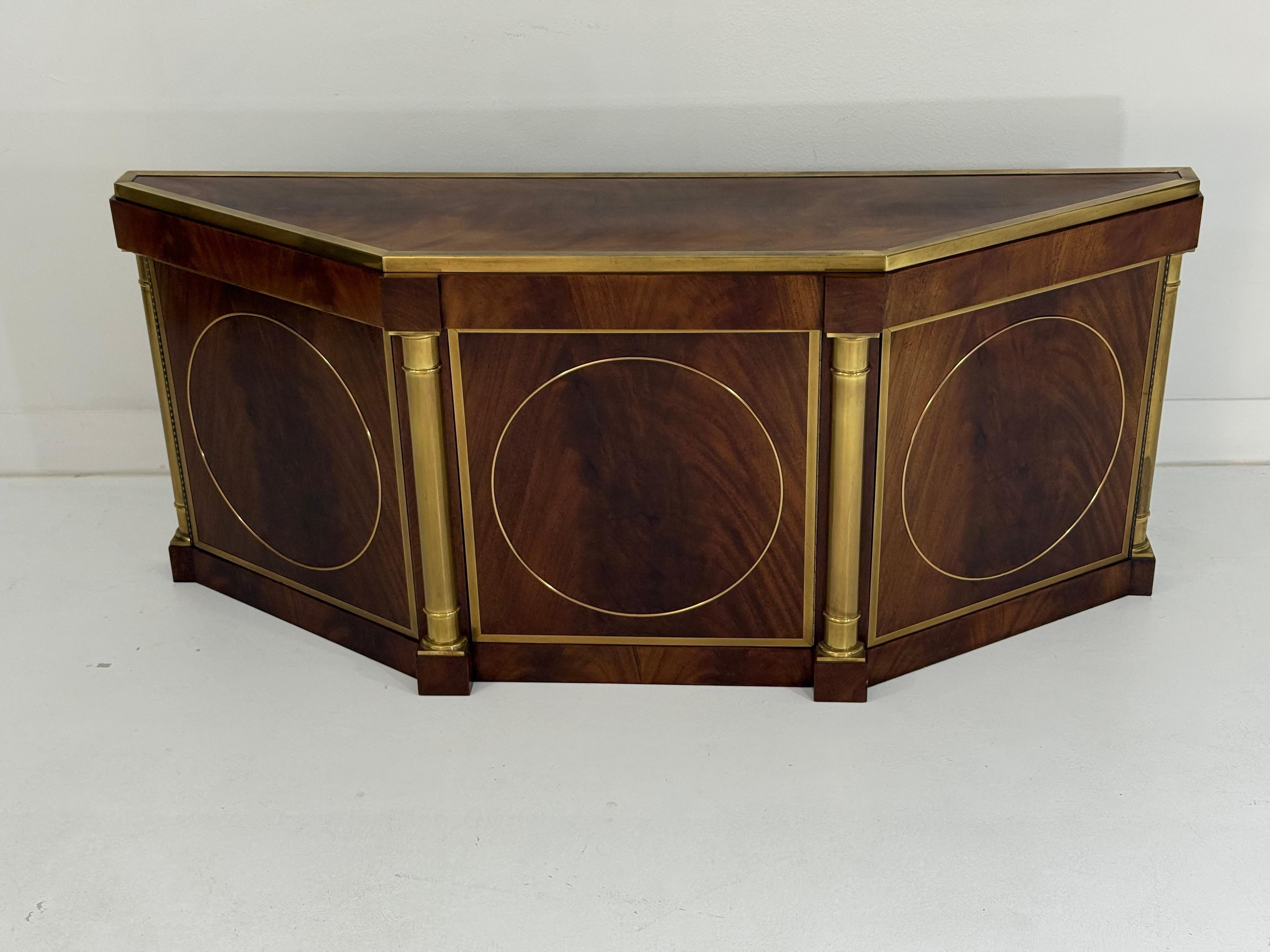 Mid-Century moderno Credenza a tre ante Mastercraft con inserti in ottone in vendita