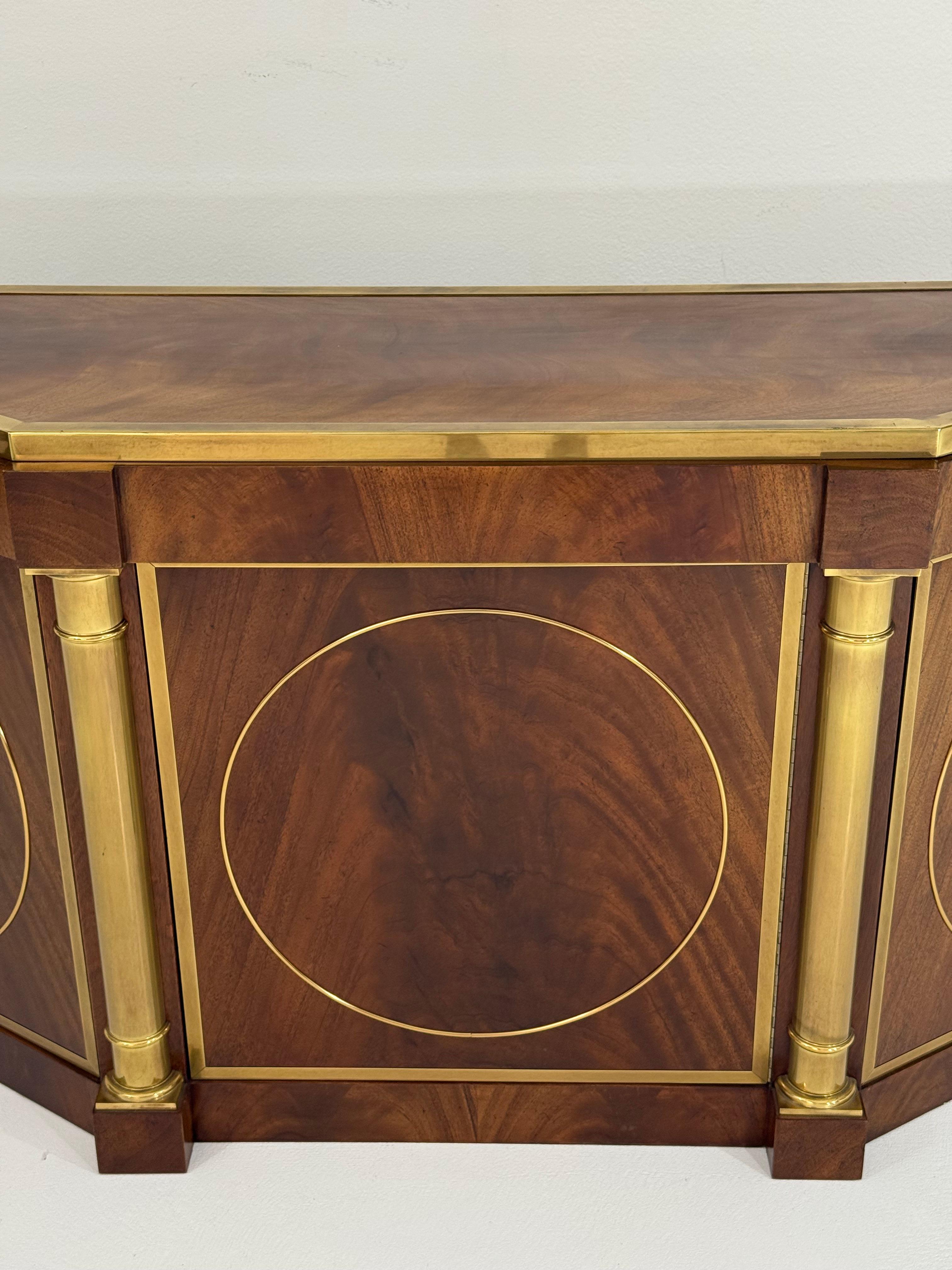 Americano Credenza a tre ante Mastercraft con inserti in ottone in vendita