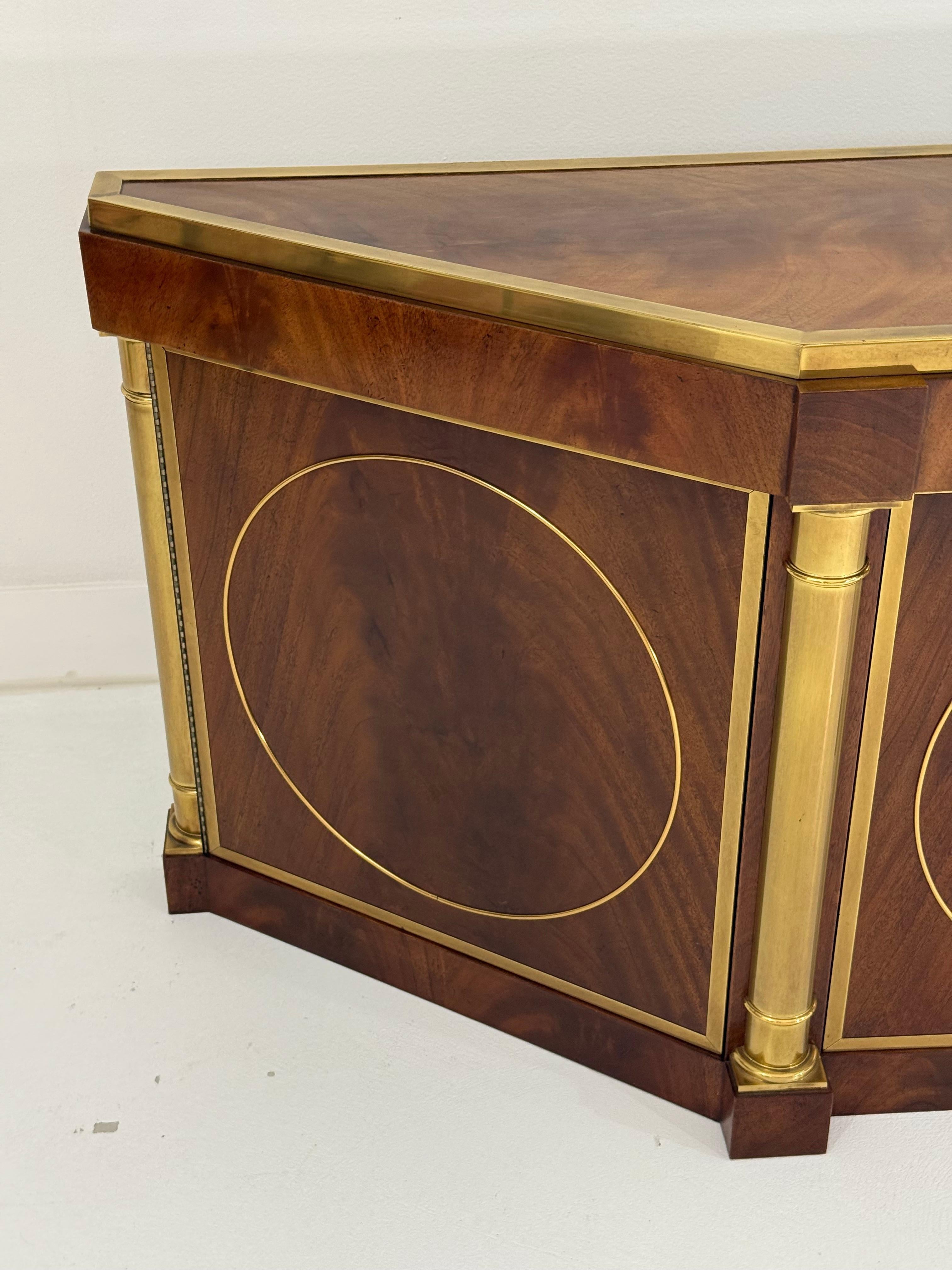 Laccato Credenza a tre ante Mastercraft con inserti in ottone in vendita
