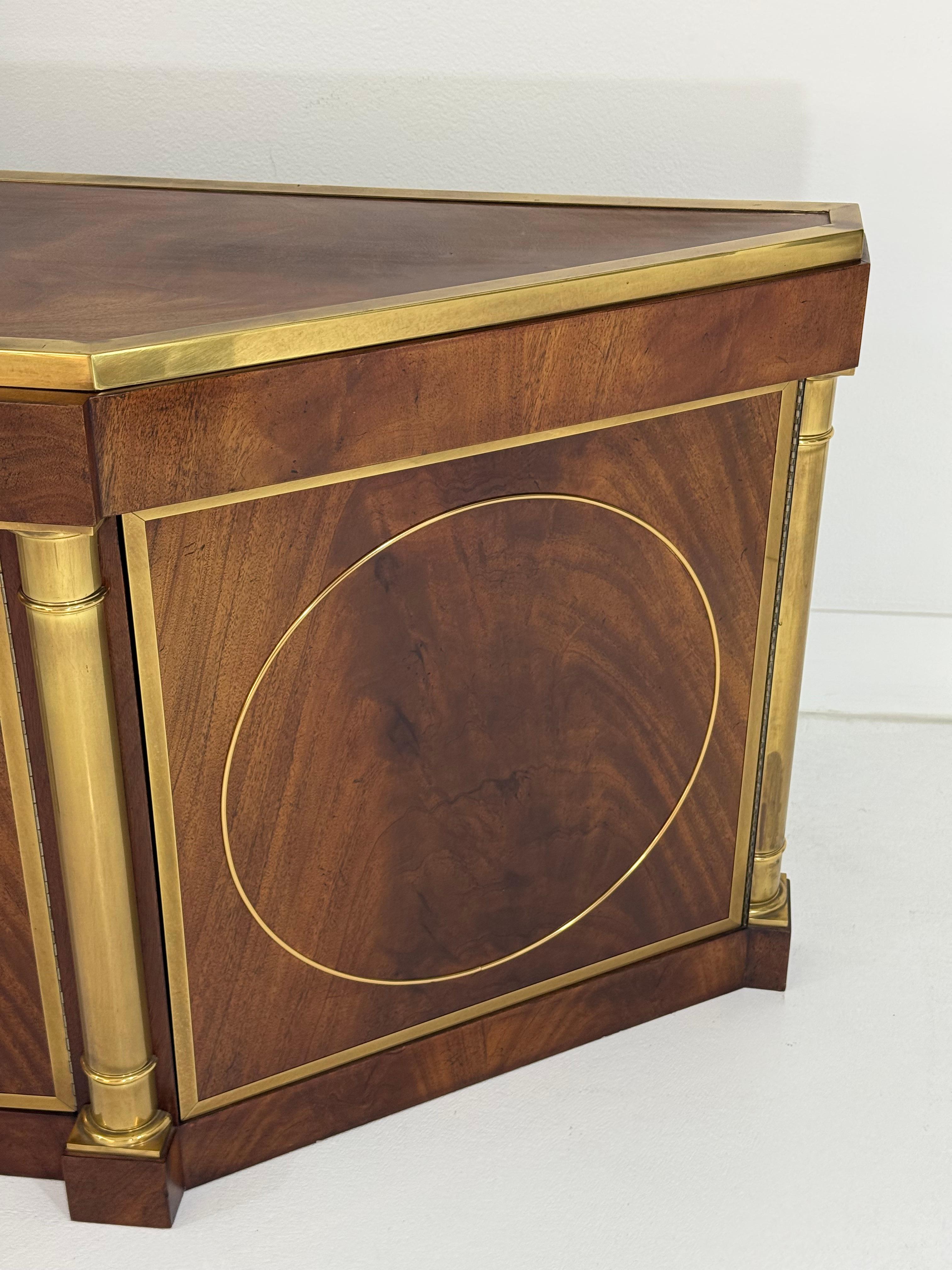 Credenza a tre ante Mastercraft con inserti in ottone In condizioni buone in vendita a Palm Desert, CA