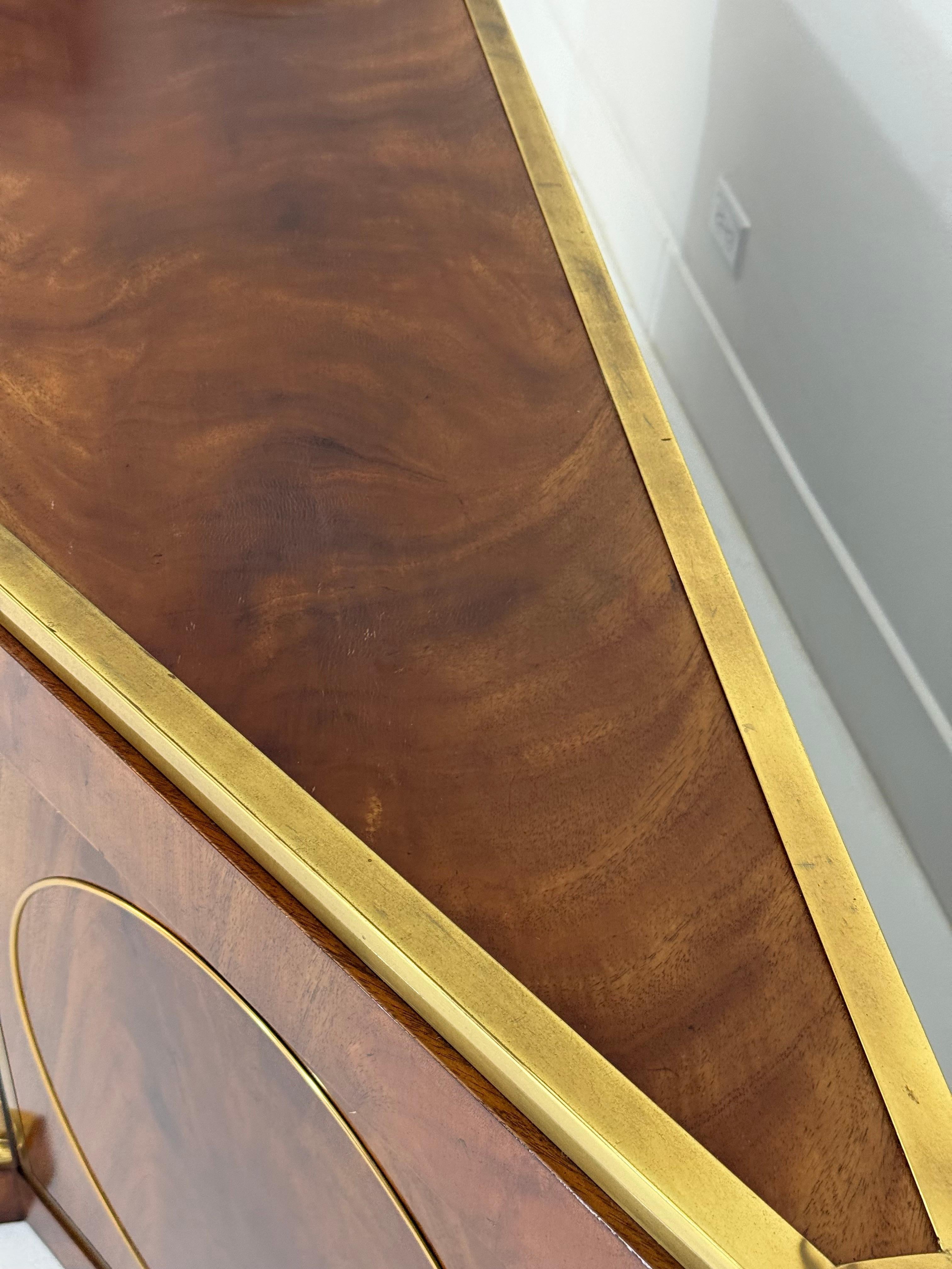 Fine XX secolo Credenza a tre ante Mastercraft con inserti in ottone in vendita