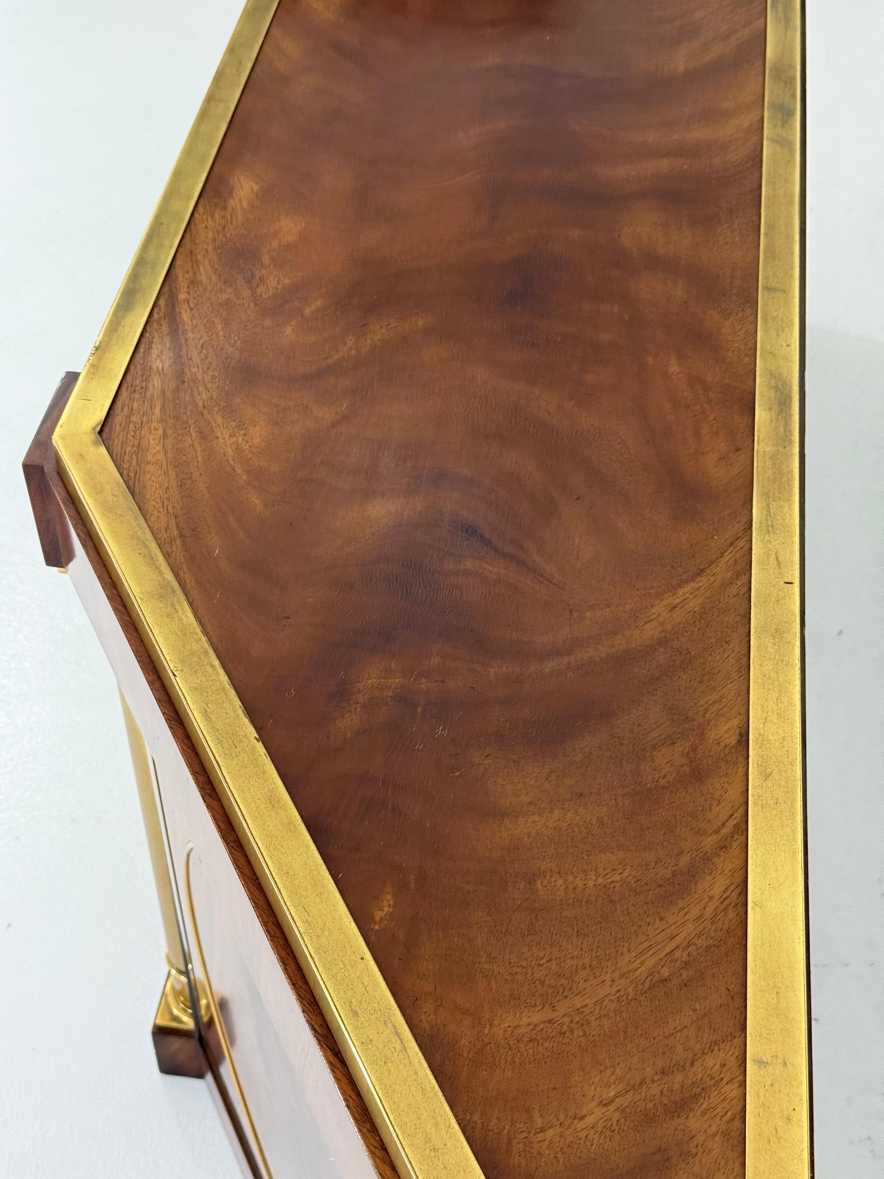 Ottone Credenza a tre ante Mastercraft con inserti in ottone in vendita