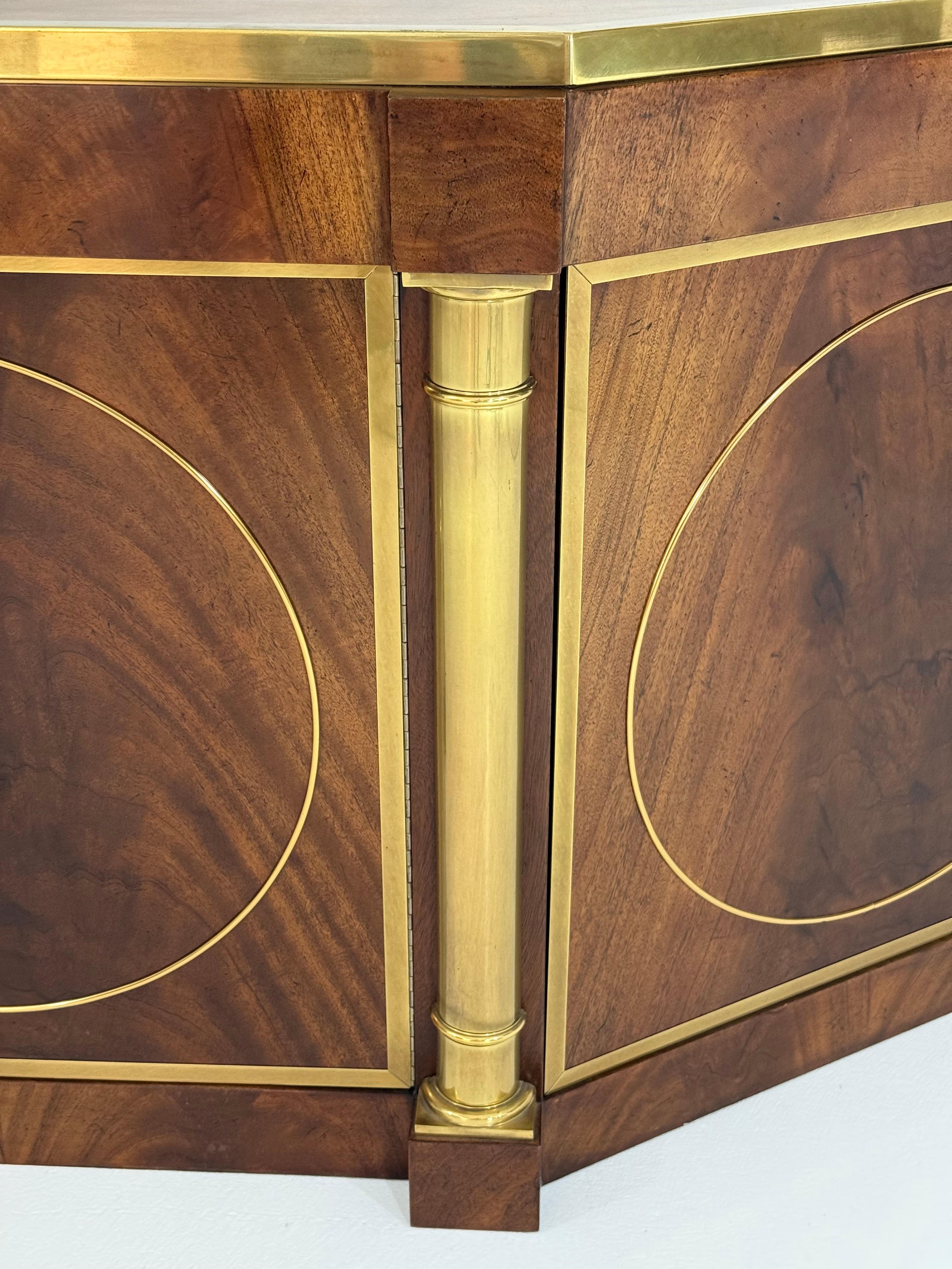 Credenza a tre ante Mastercraft con inserti in ottone in vendita 1
