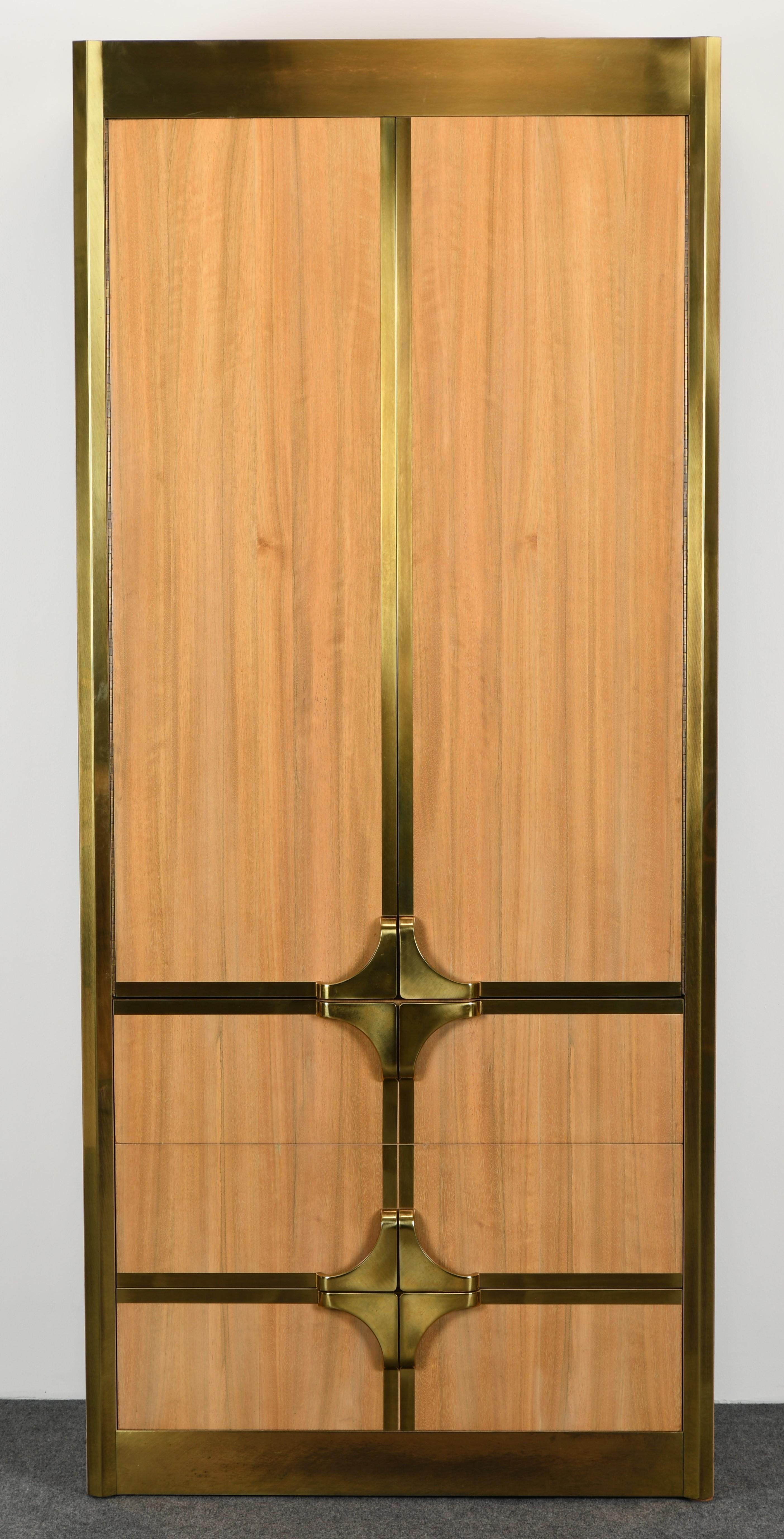 Hollywood Regency Mastercraft Three-Piece Brass and Walnut Vitrine Display Cabinet, 1970s