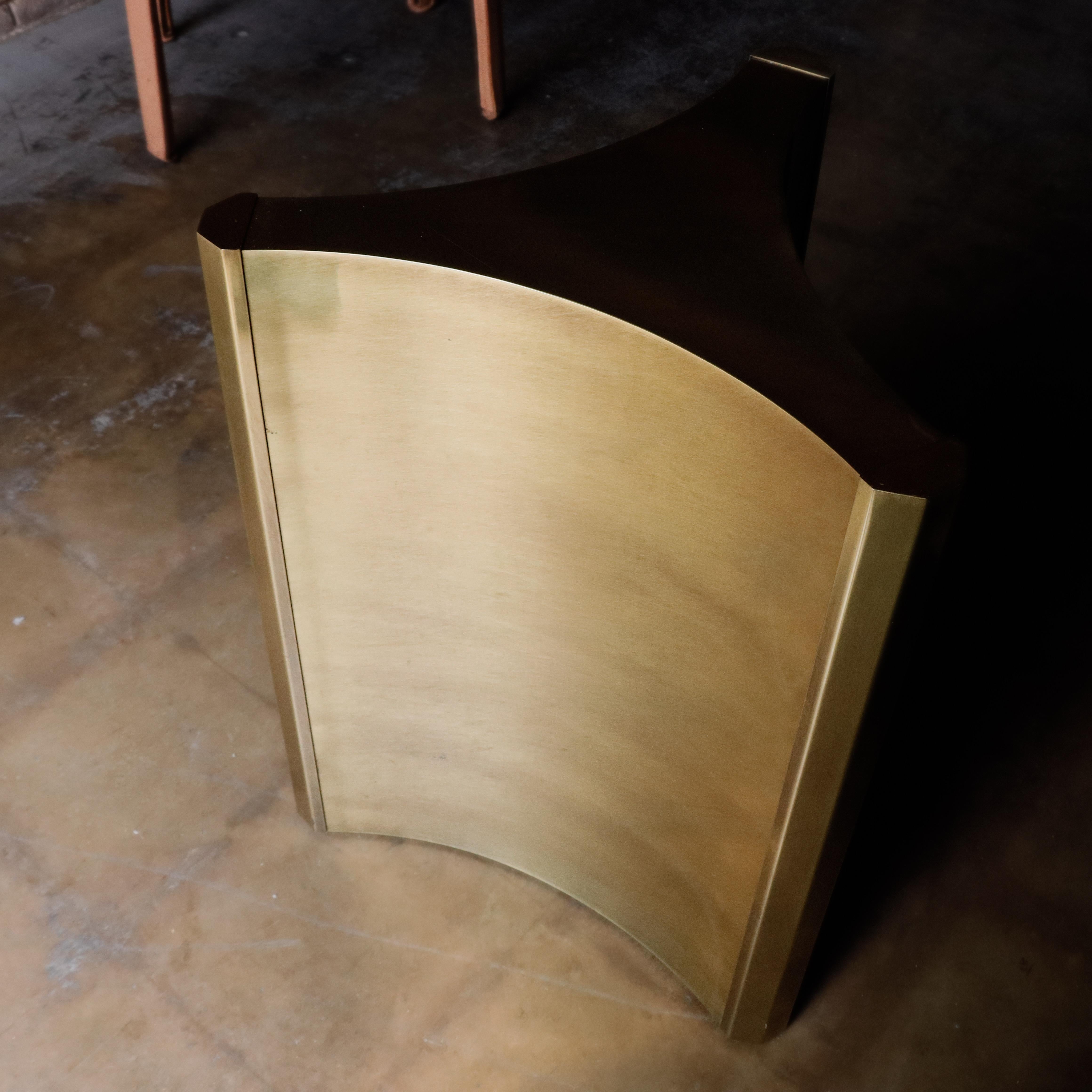 Table de salle à manger à piédestal en laiton 'Trilobi' de Mastercraft, 1970 en vente 4