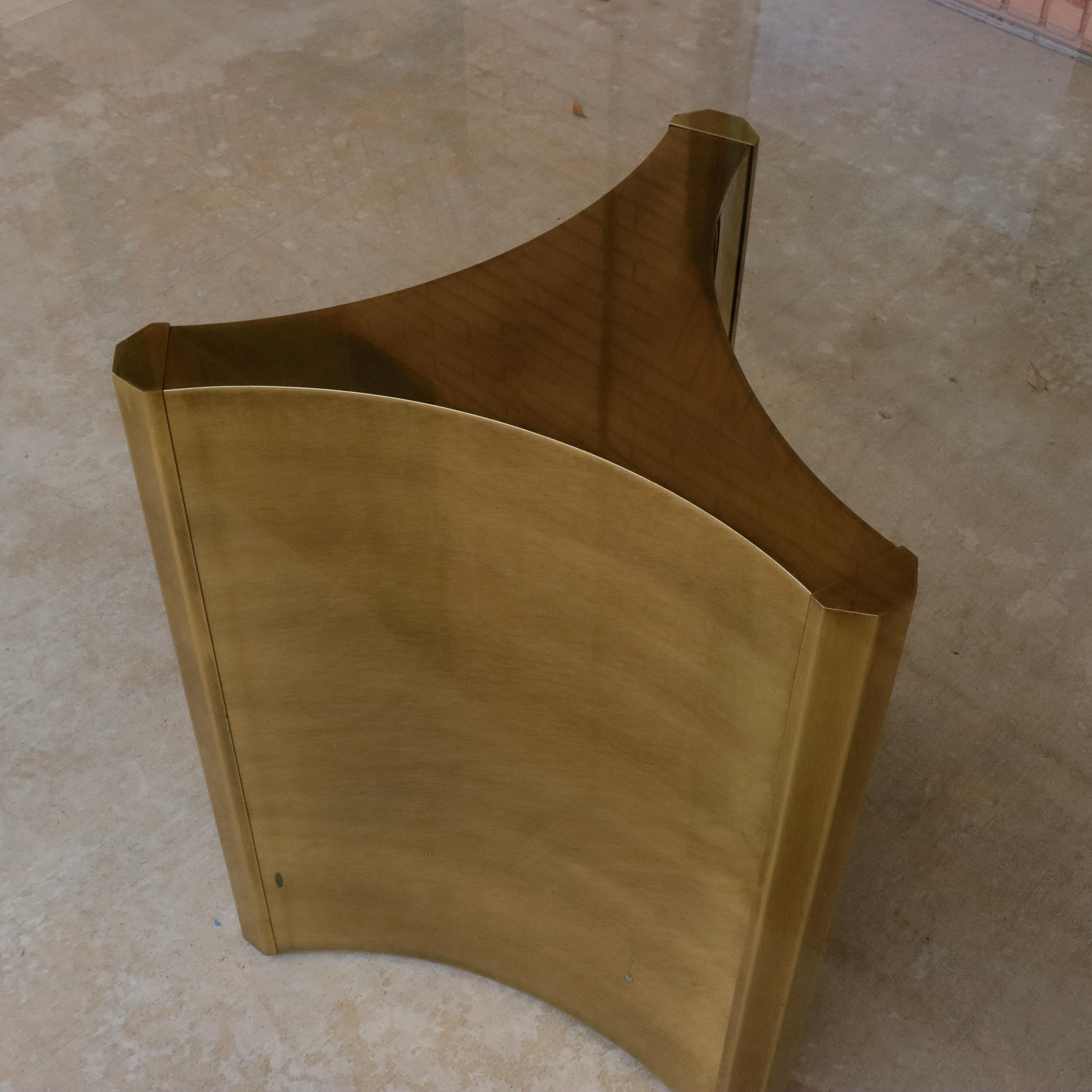 Mid-Century Modern Table de salle à manger à piédestal en laiton 'Trilobi' de Mastercraft, 1970 en vente