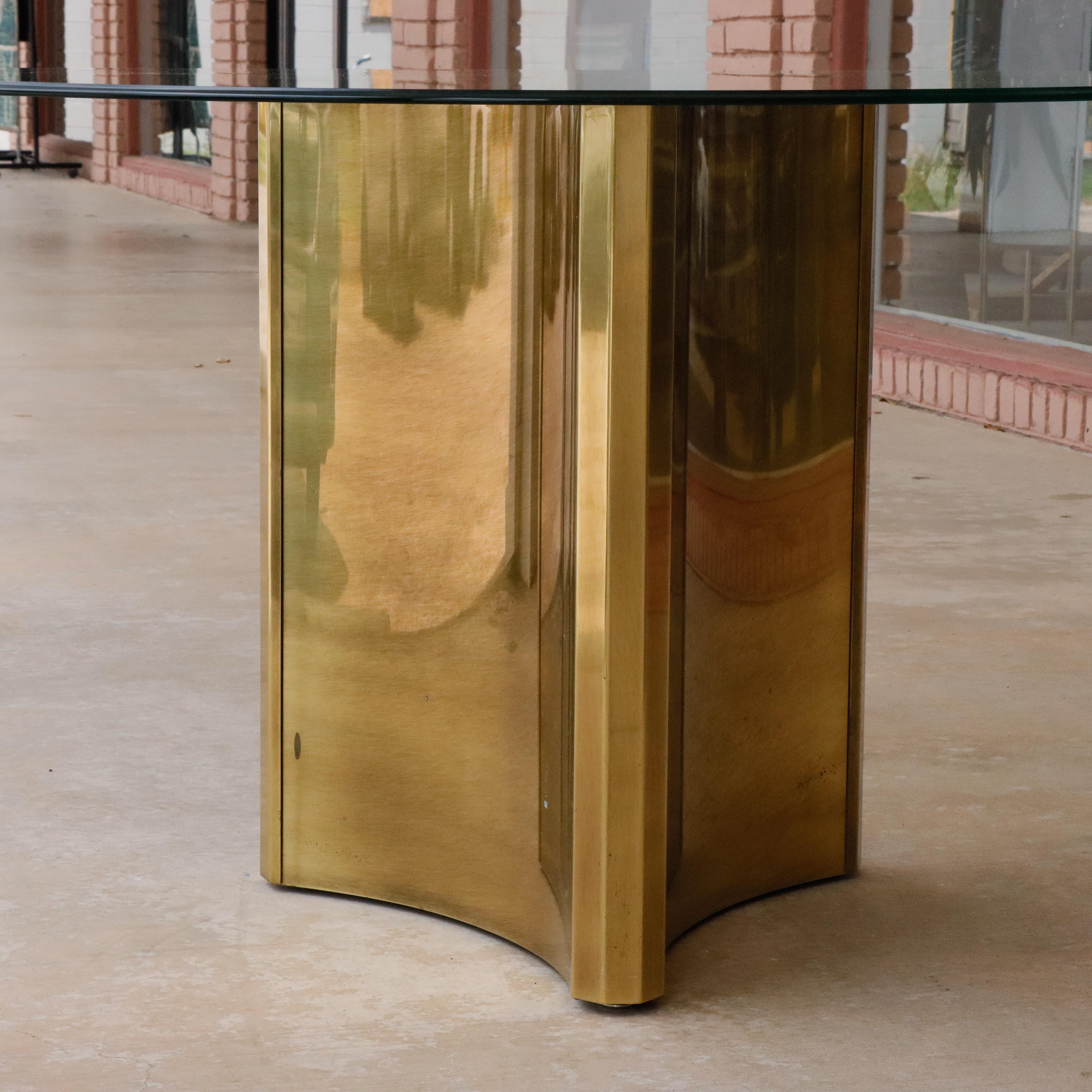 Américain Table de salle à manger à piédestal en laiton 'Trilobi' de Mastercraft, 1970 en vente