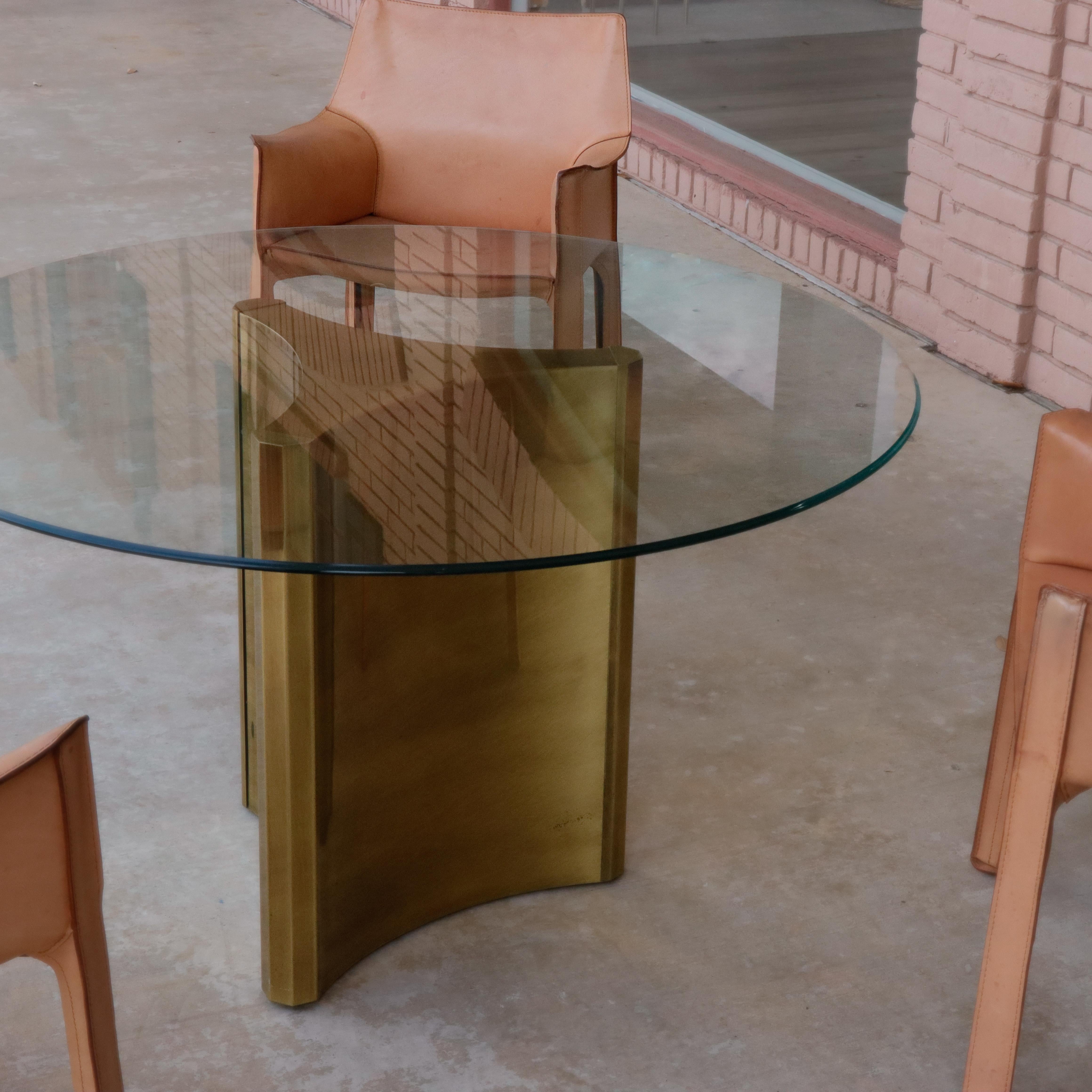 Fait main Table de salle à manger à piédestal en laiton 'Trilobi' de Mastercraft, 1970 en vente