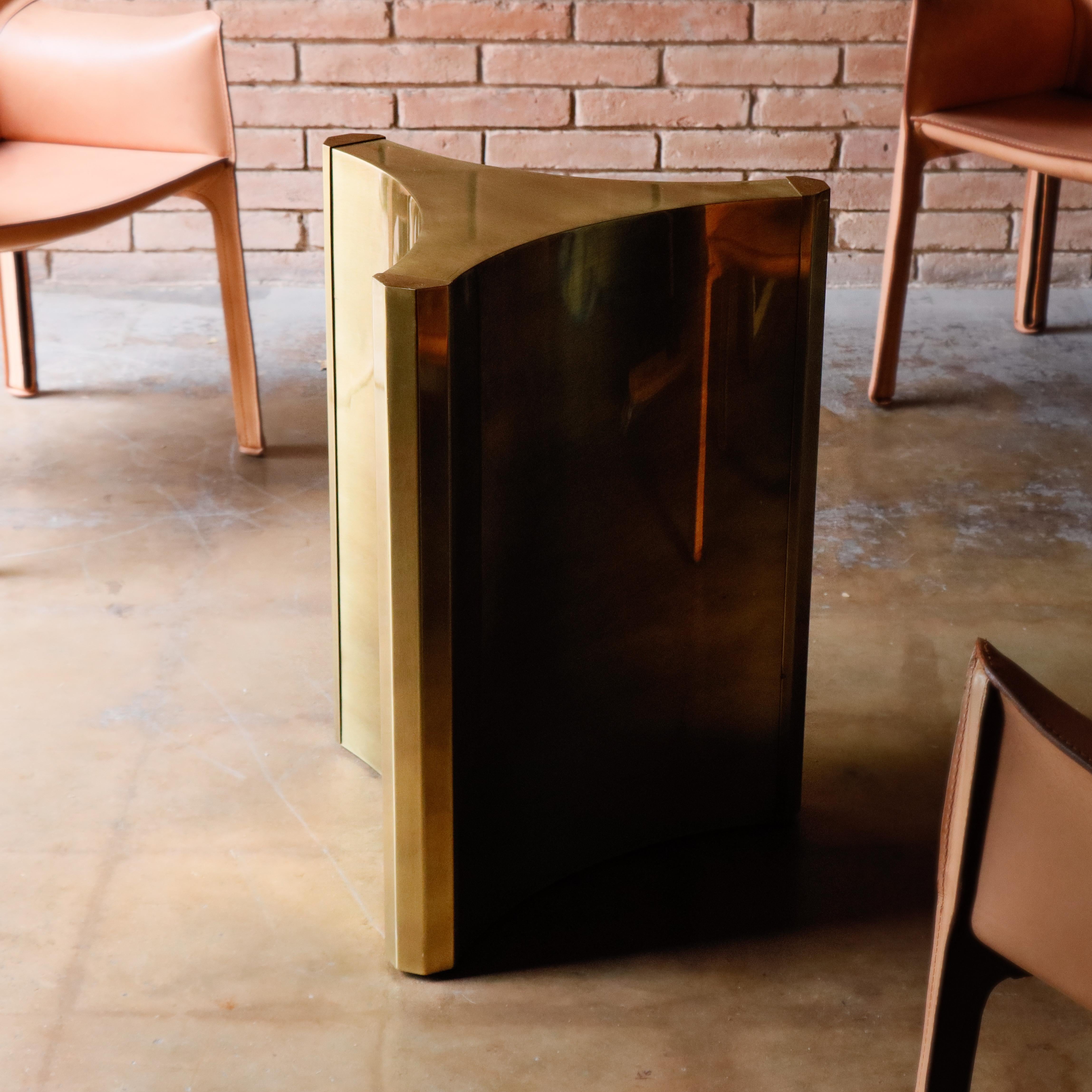 Fin du 20e siècle Table de salle à manger à piédestal en laiton 'Trilobi' de Mastercraft, 1970 en vente