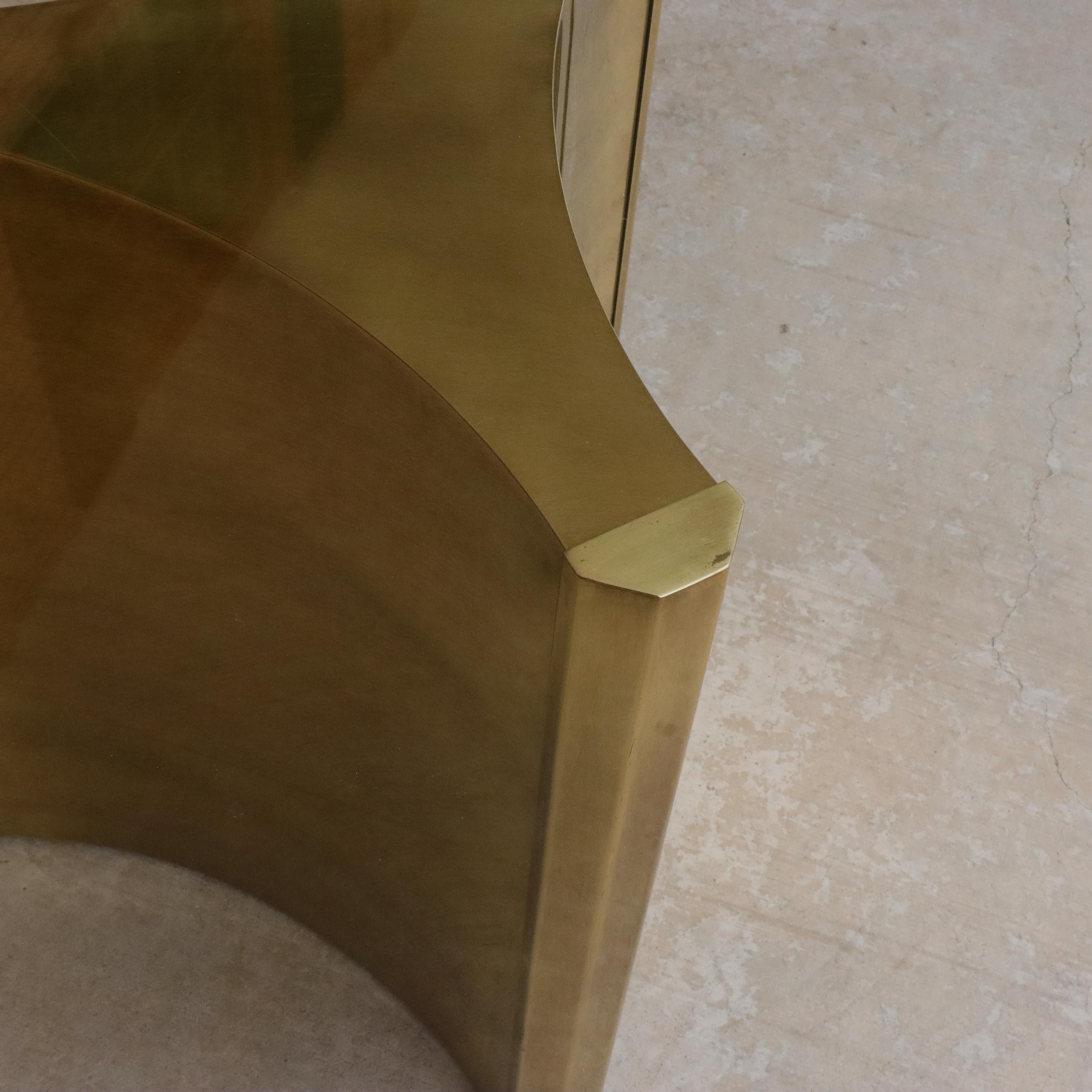 Laiton Table de salle à manger à piédestal en laiton 'Trilobi' de Mastercraft, 1970 en vente