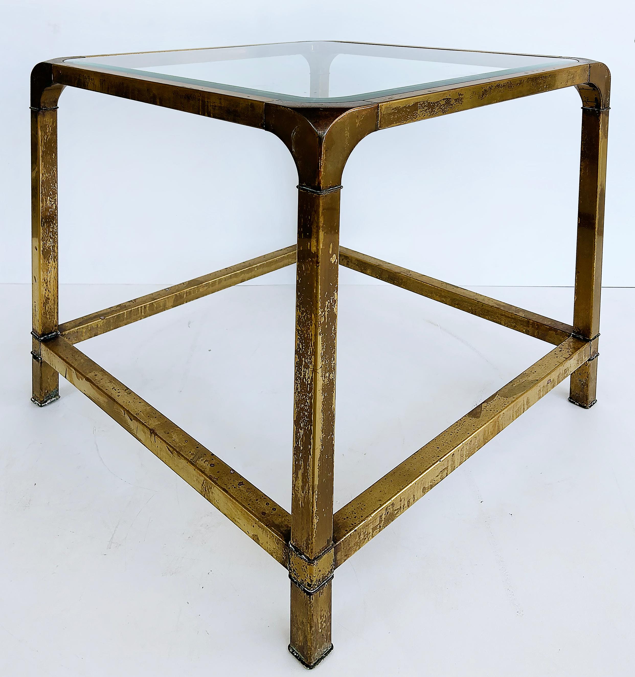 Mesa auxiliar Mastercraft de dos patas de latón y cristal, tapa biselada

Se ofrece a la venta una mesa de centro cuadrada diseñada por Mastercraft Furniture y fabricada en Estados Unidos hacia la década de 1970. Este ejemplo presenta un marco de