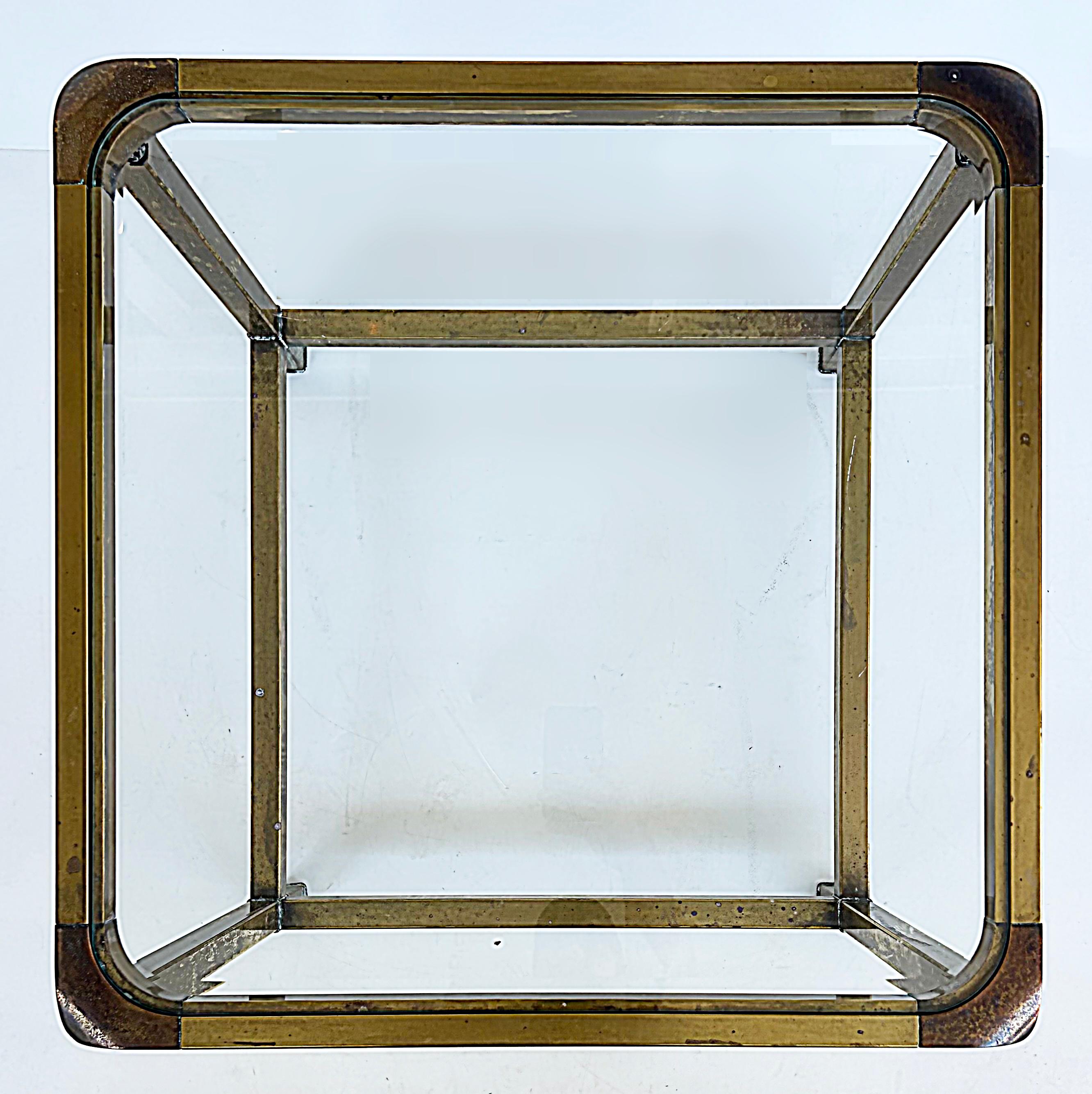 Mesa auxiliar Mastercraft de dos patas de latón y cristal, tapa biselada Moderno de mediados de siglo en venta