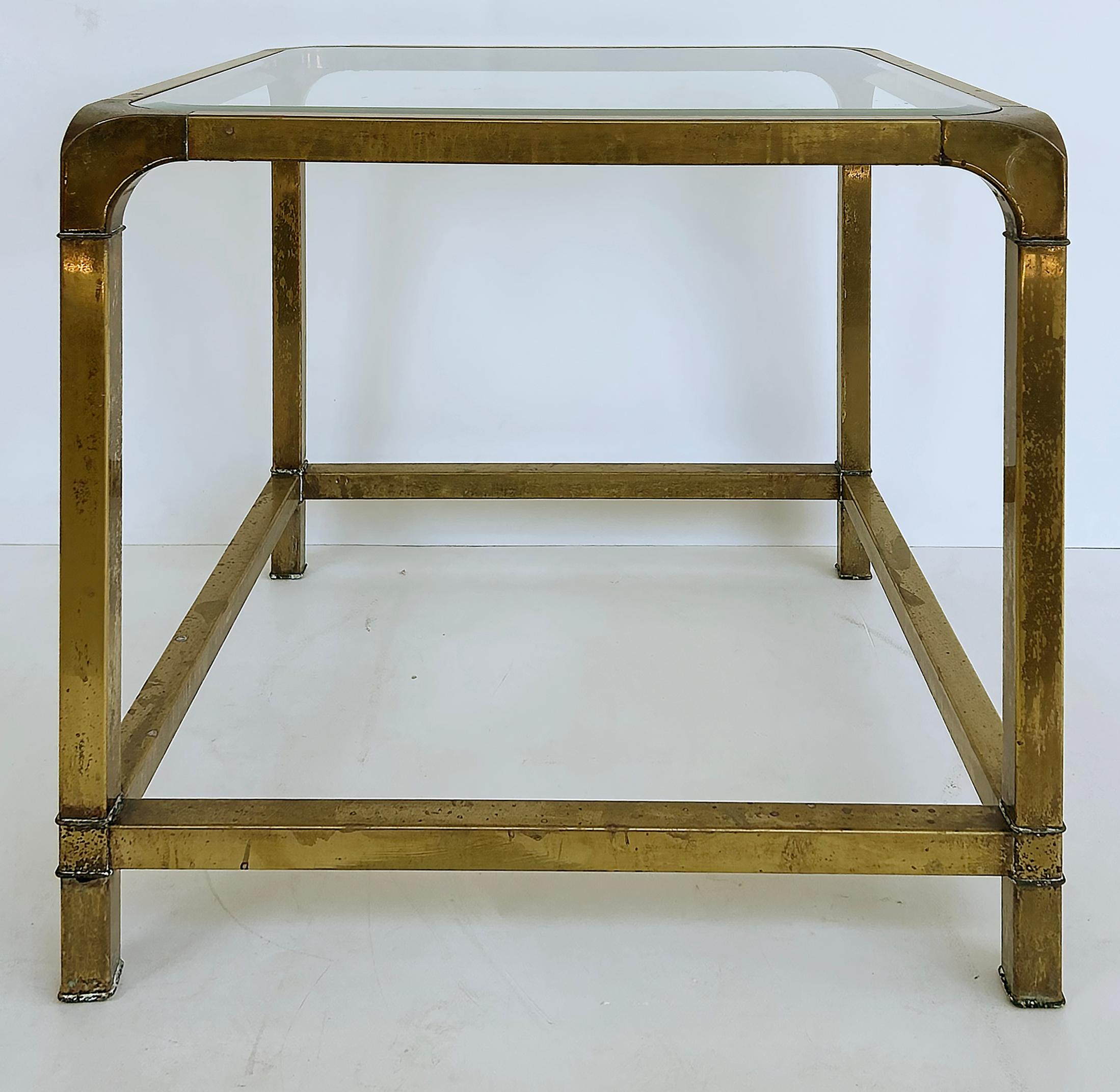 Mesa auxiliar Mastercraft de dos patas de latón y cristal, tapa biselada siglo XX en venta