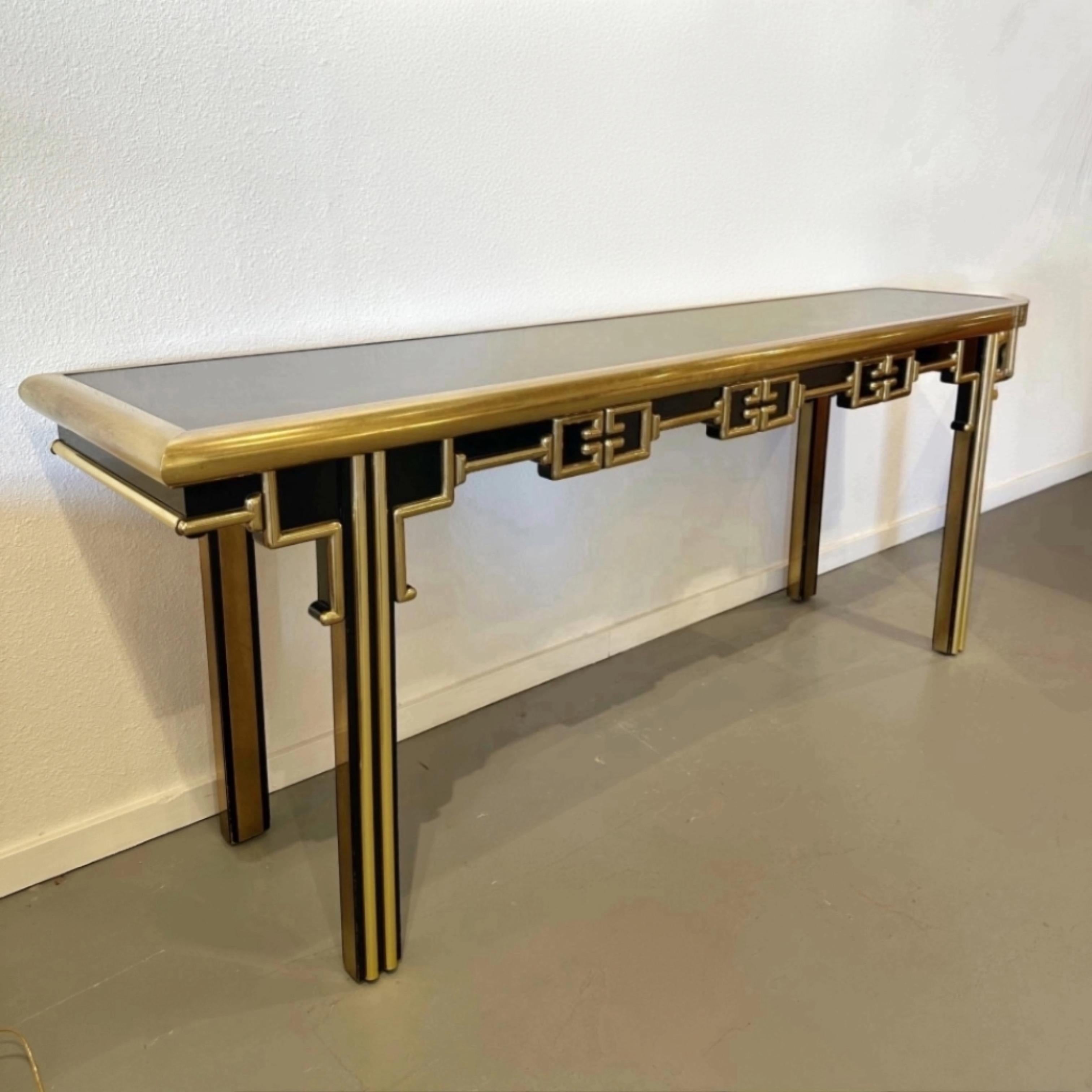 Mastercraft USA Elegante Konsole aus schwarzem Lack und Messing, ca. 1970er Jahre

Wunderschöner und langer Mastercraft Konsolentisch aus schwarzem Lack und Messing mit griechischem Schlüsselmotiv.  Dies ist ein ungewöhnliches Stück, das in jedem