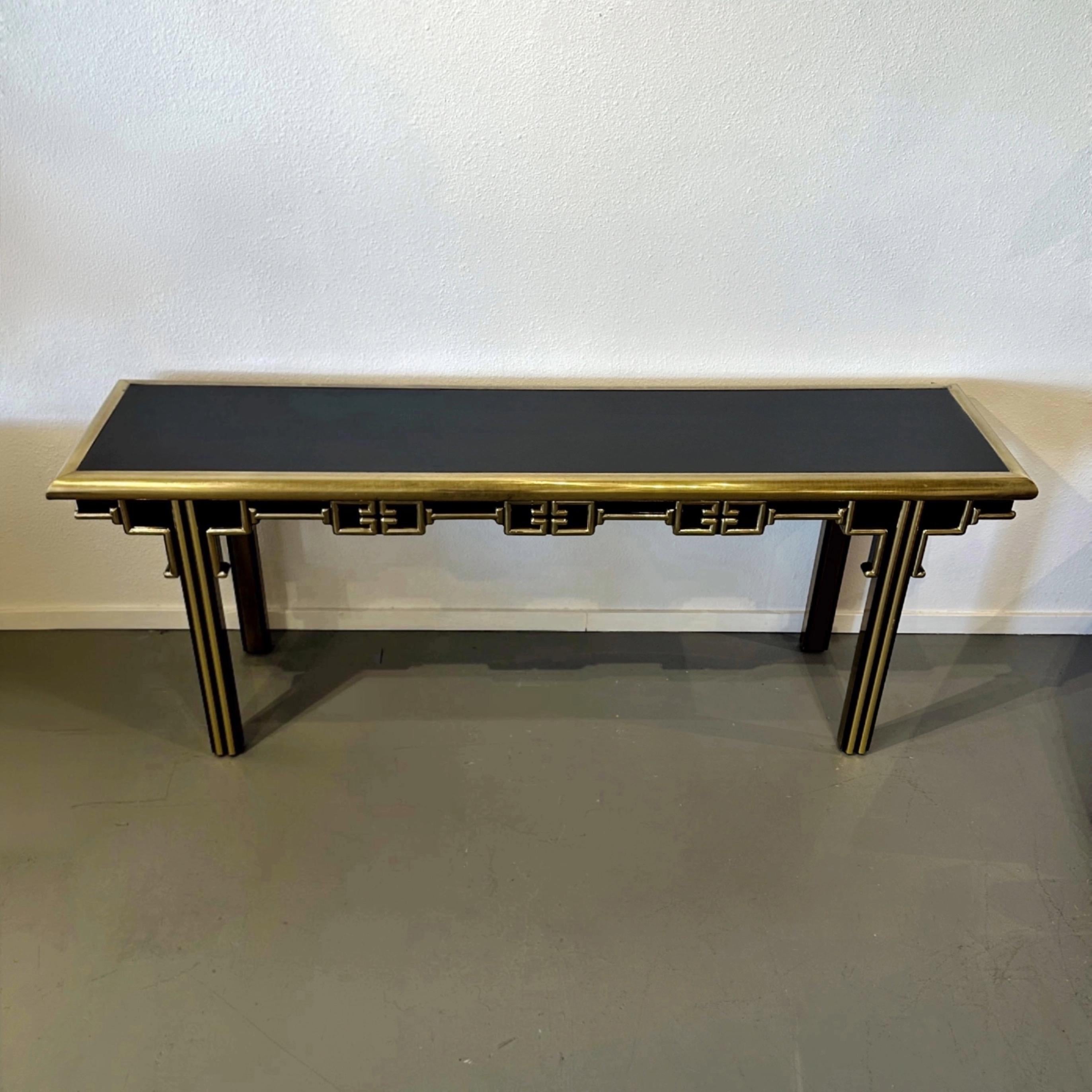 Mastercraft USA Elegante Konsole aus schwarzem Lack und Messing, ca. 1970er Jahre (amerikanisch) im Angebot