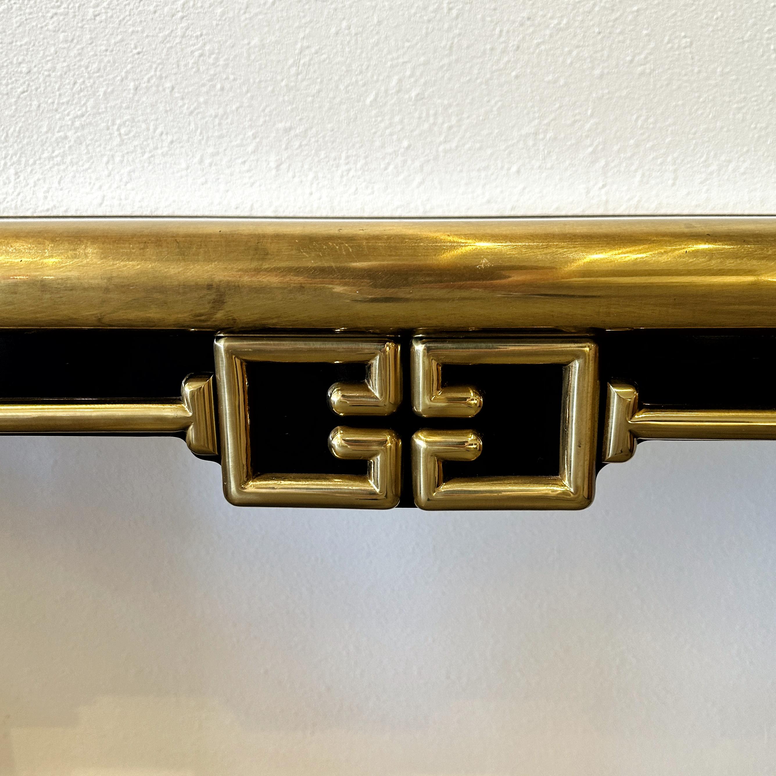Mastercraft USA Elegante Konsole aus schwarzem Lack und Messing, ca. 1970er Jahre (Ende des 20. Jahrhunderts) im Angebot