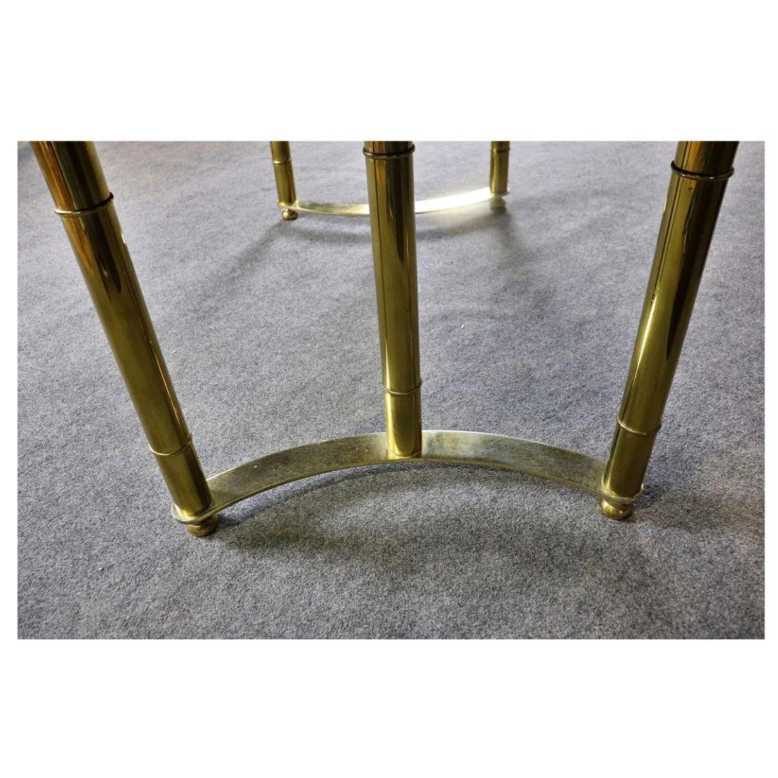 Mid-Century Modern Table de salle à manger Mastercraft en noyer avec pieds en bambou cuivré en vente