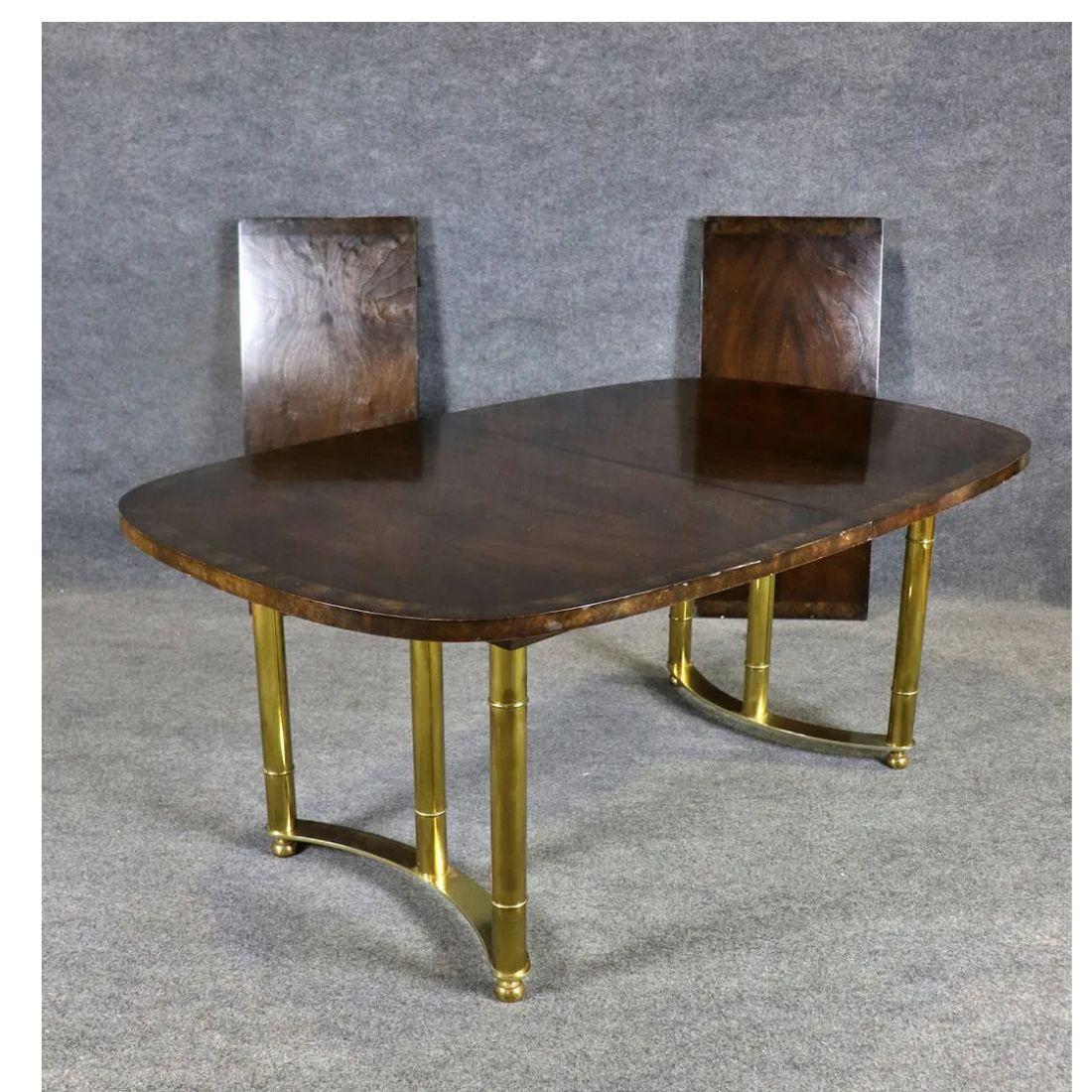 20ième siècle Table de salle à manger Mastercraft en noyer avec pieds en bambou cuivré en vente