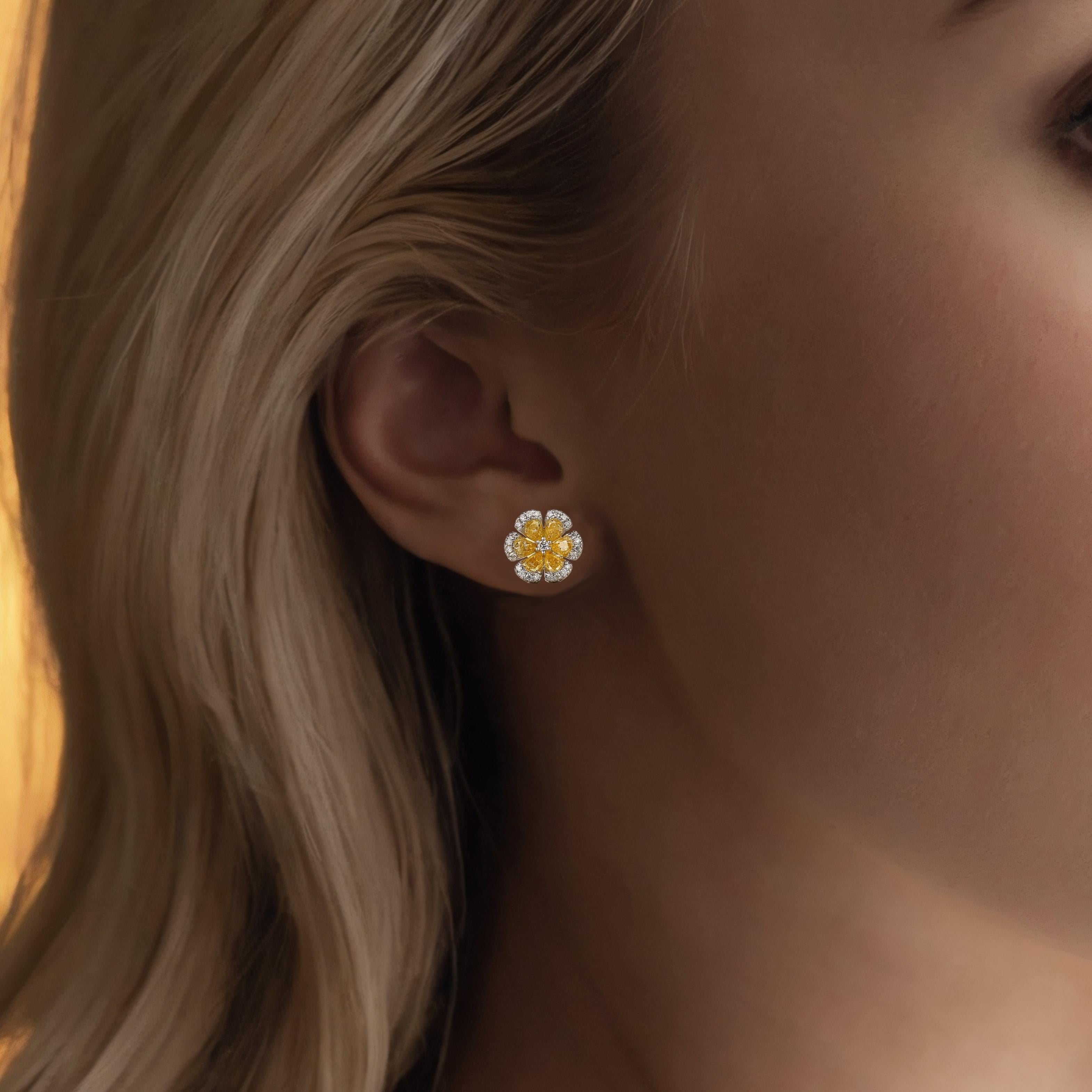 Les boucles d'oreilles Masterful Flower en or jaune 14 carats à diamants taillés présentent un design époustouflant avec des diamants jaunes et naturels sertis dans de l'or blanc 18 carats. Avec 0,30 ct de diamants de taille fantaisie et 2,11 ct de