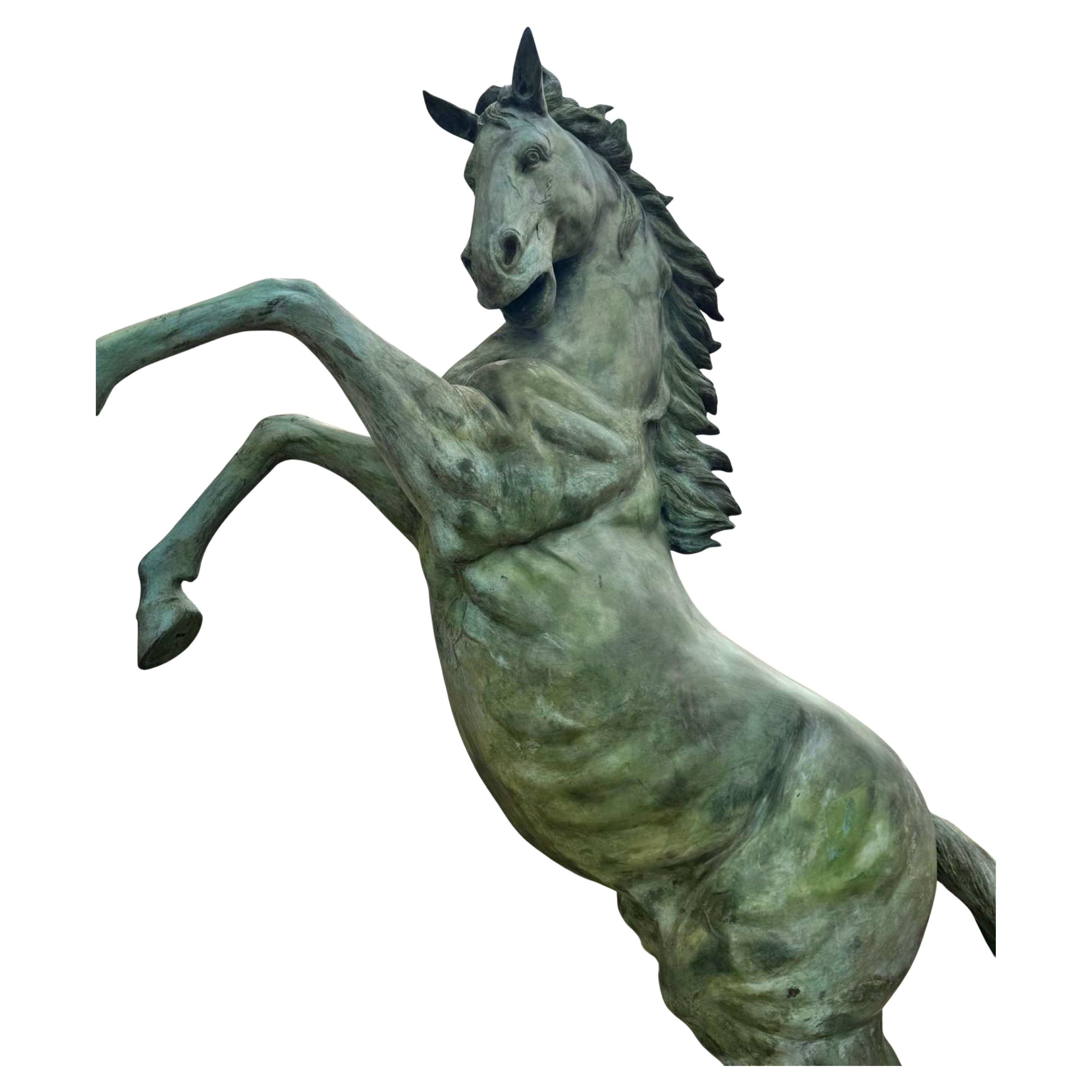 Meisterhaftes italienisches Pferd in Bronze 20. Jahrhundert

H: 310cm
240cm x 110cm

echte Höhe, Wachsausschmelzverfahren.
Herkunft Venedig, Privatsammlung.
Perfekt für den Außenbereich oder auch für den Innenbereich.
Die Abmessungen sind wichtig,