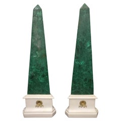 Magnífico par de obeliscos de malaquita del siglo XX