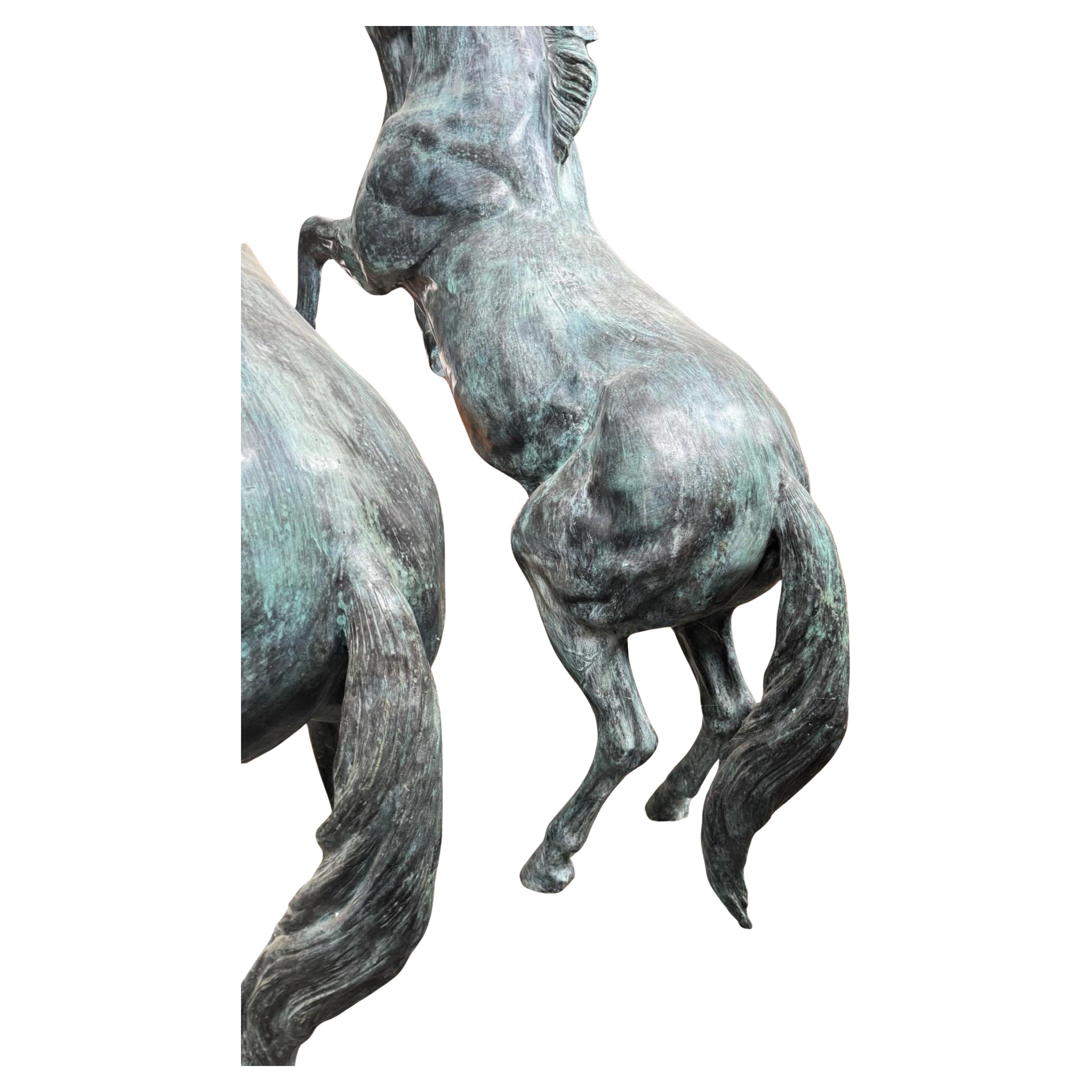 Meisterhaftes Paar italienischer Pferde in Bronze 20. Jahrhundert H: 260cm (Italienisch) im Angebot