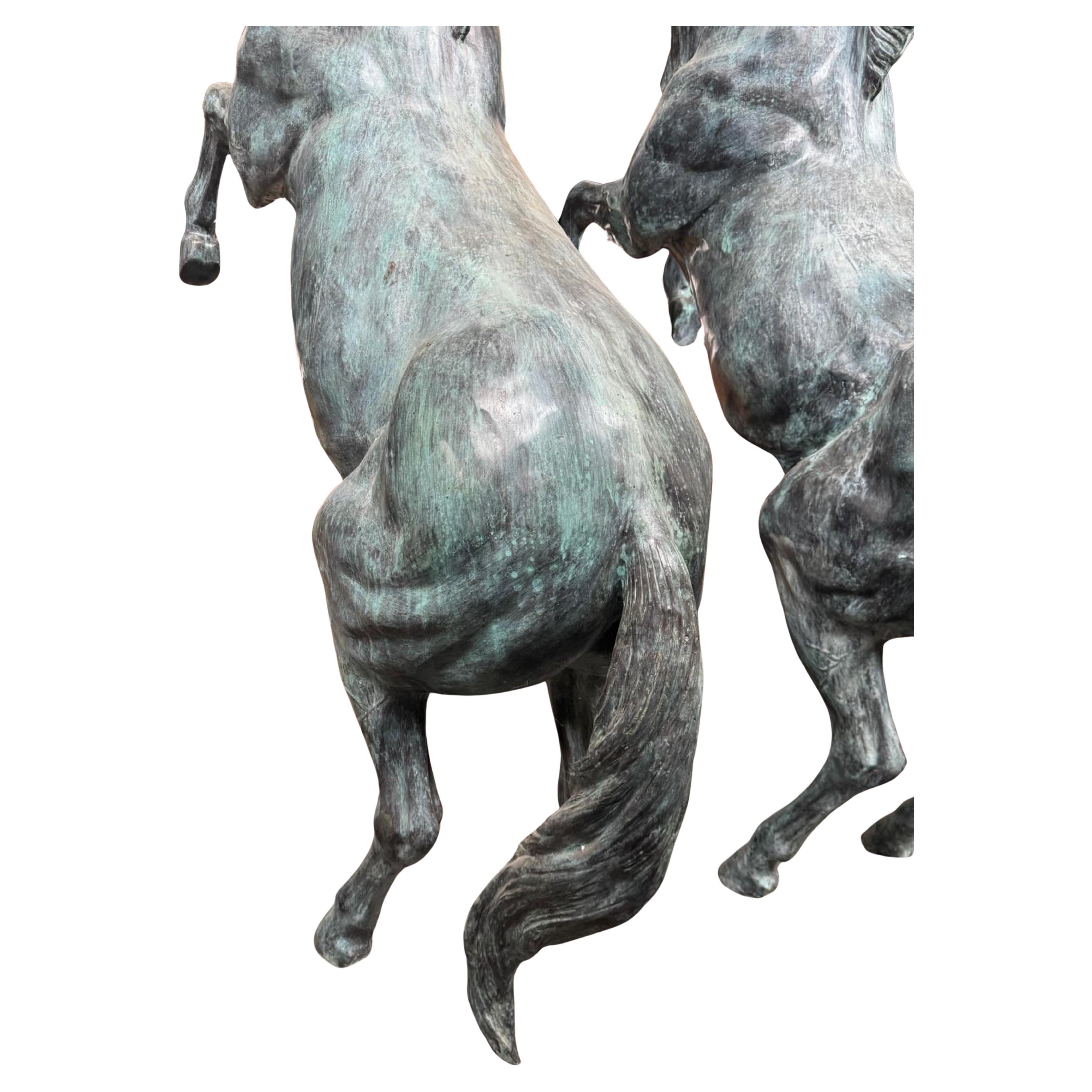 Meisterhaftes Paar italienischer Pferde in Bronze 20. Jahrhundert H: 260cm (Handgeschnitzt) im Angebot