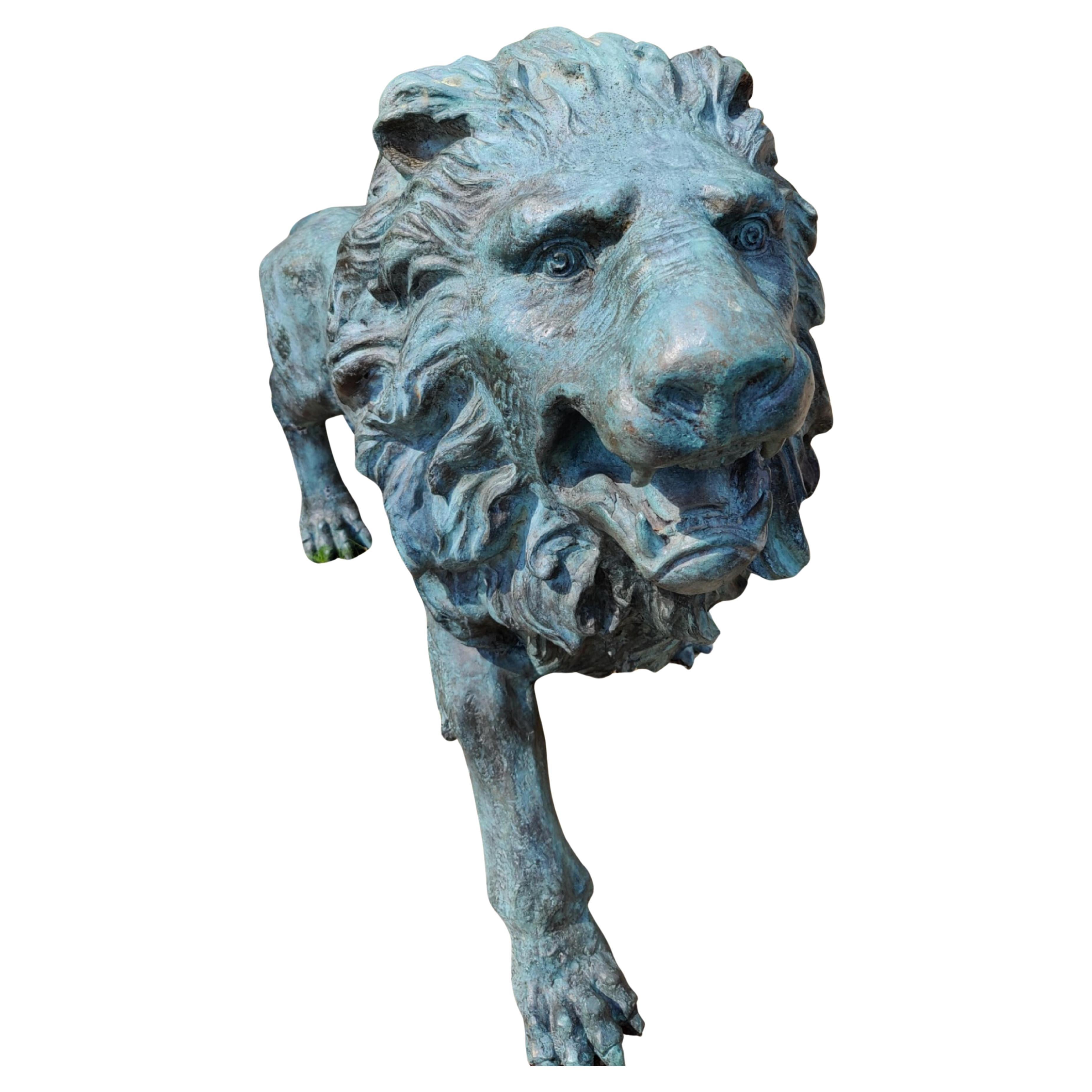 Moderno Coppia magistrale di leoni italiani in bronzo dei primi del Novecento in vendita
