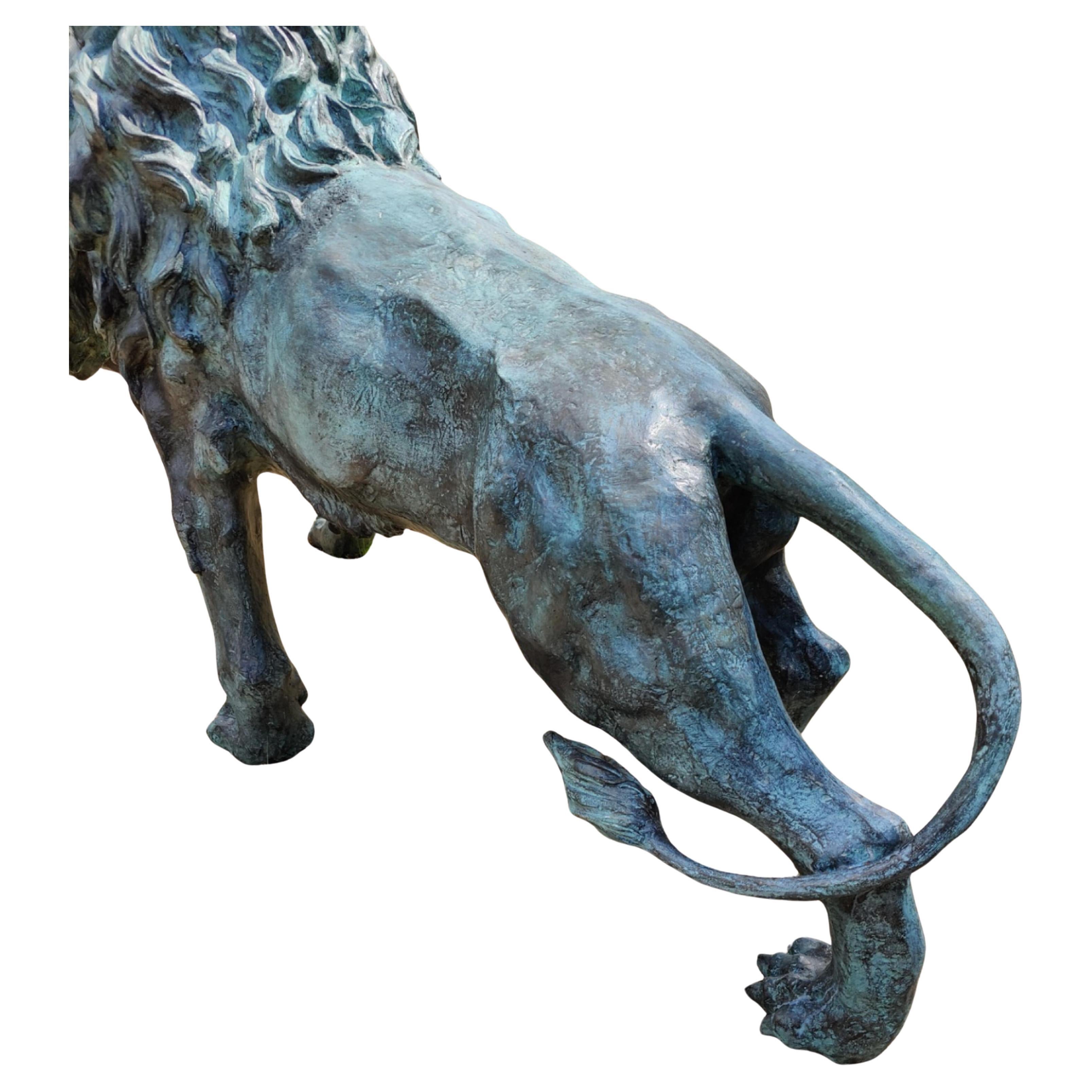 Intagliato a mano Coppia magistrale di leoni italiani in bronzo dei primi del Novecento in vendita
