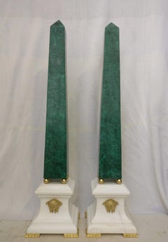 Magnifica coppia di obelischi (H 93 cm) in malachite di ottima qualità, con un elemento del XX secolo